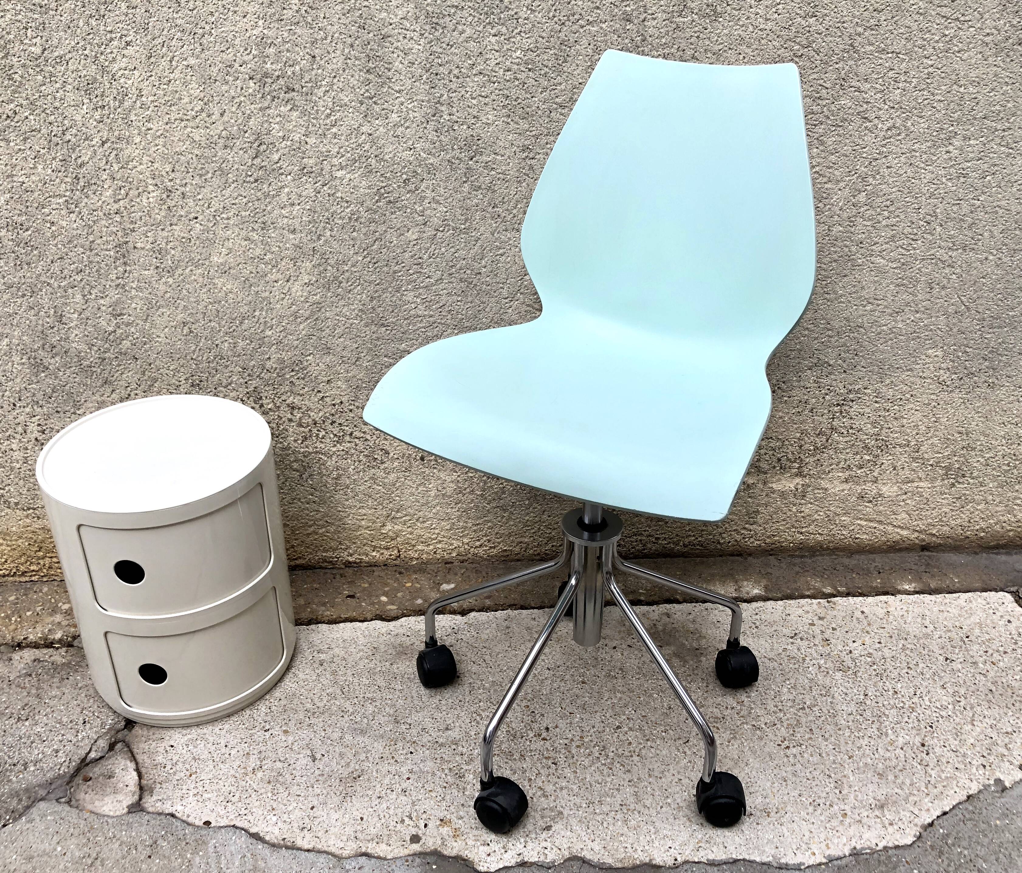 Mauï Kartell office chair design Vico Magistretti swivel wheel