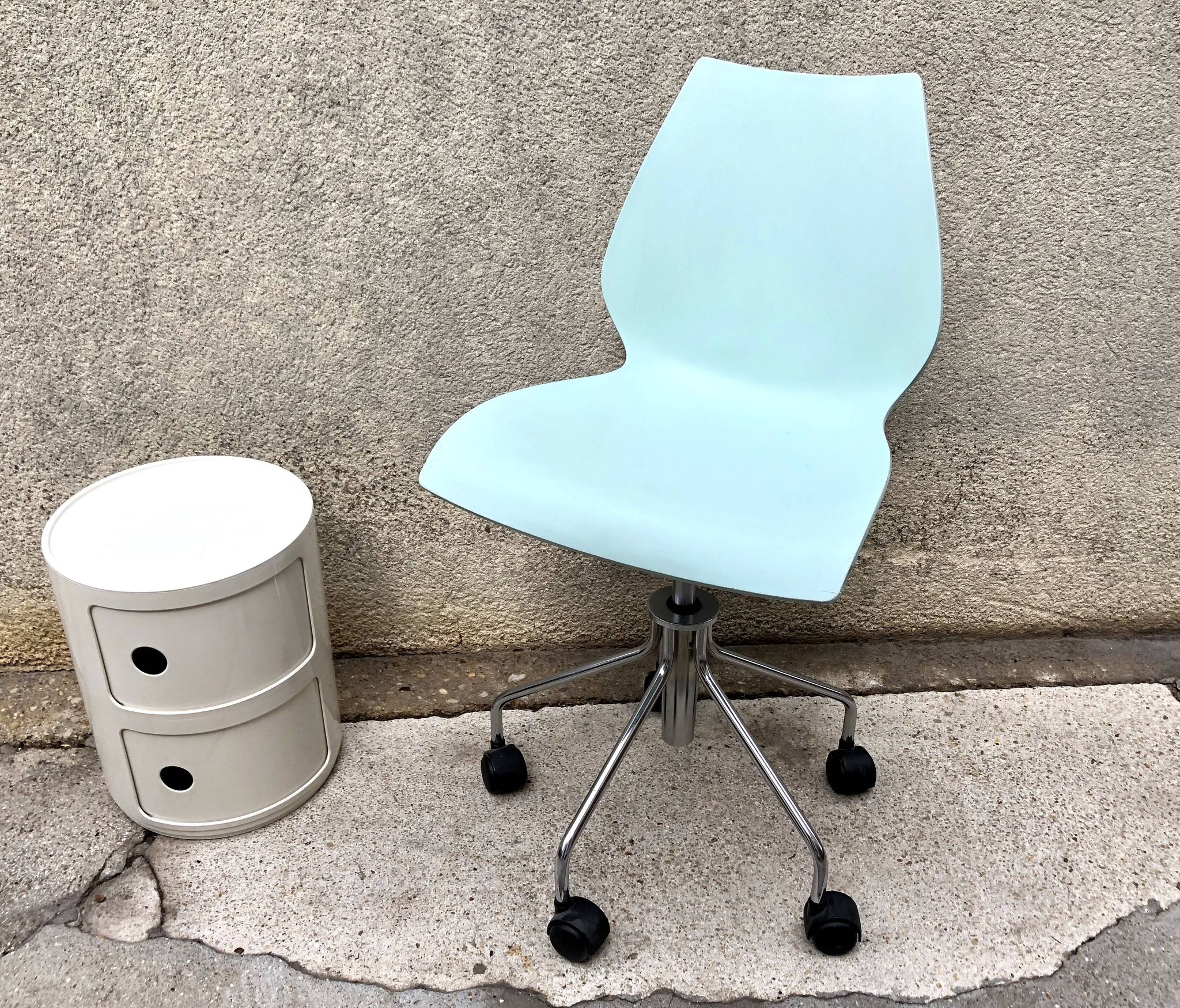 Mauï Kartell office chair design Vico Magistretti swivel wheel