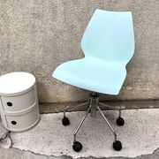 Mauï Kartell office chair design Vico Magistretti swivel wheel
