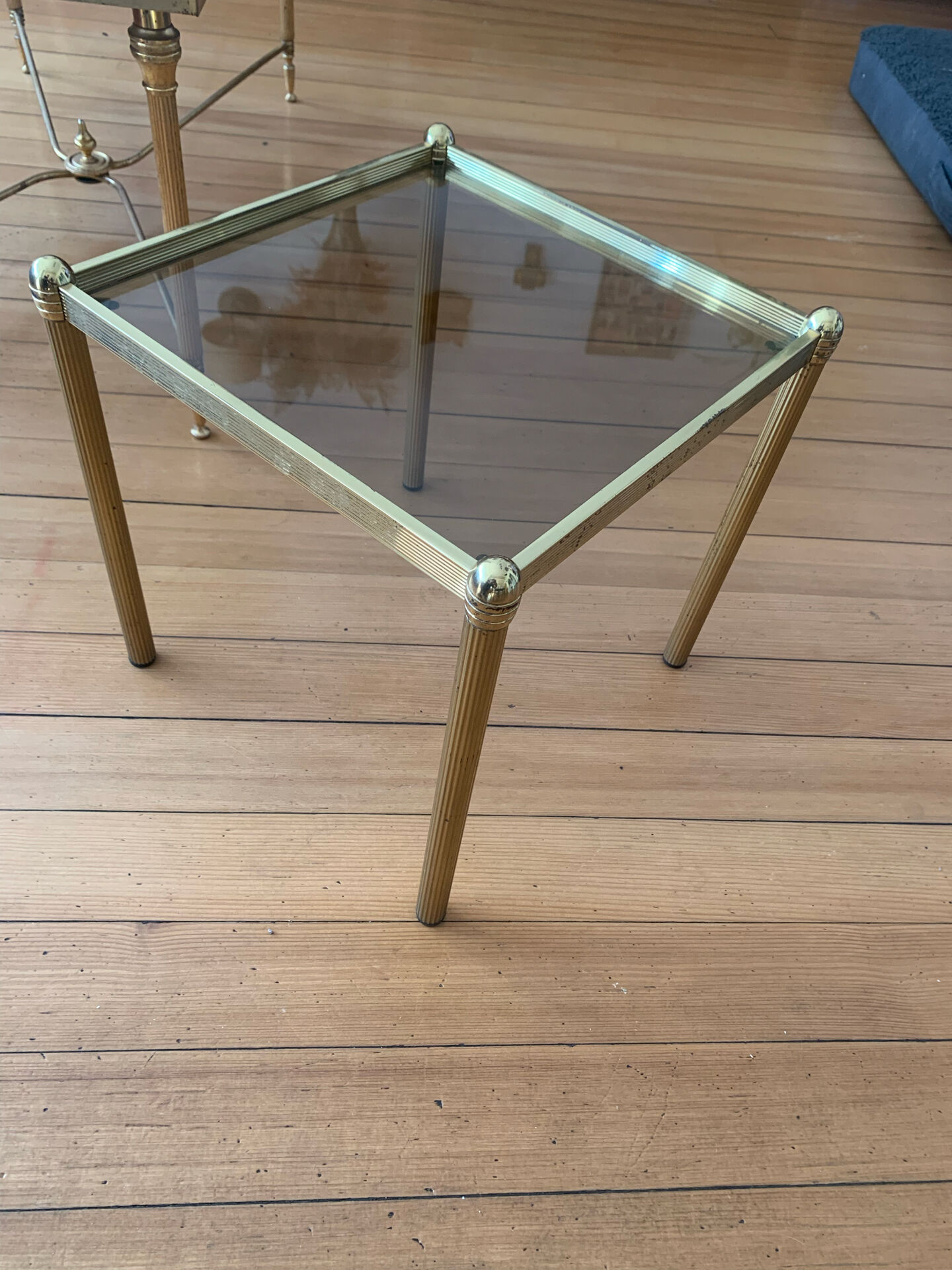 Authentique Table d'Appoint Hollywood Regency — Laiton Patiné et Verre