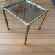 Authentique Table d'Appoint Hollywood Regency — Laiton Patiné et Verre