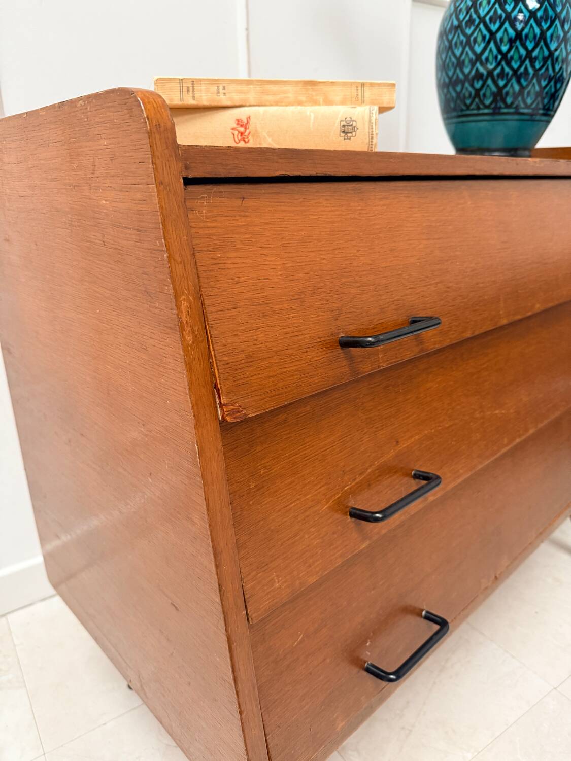 Commode pieds compas