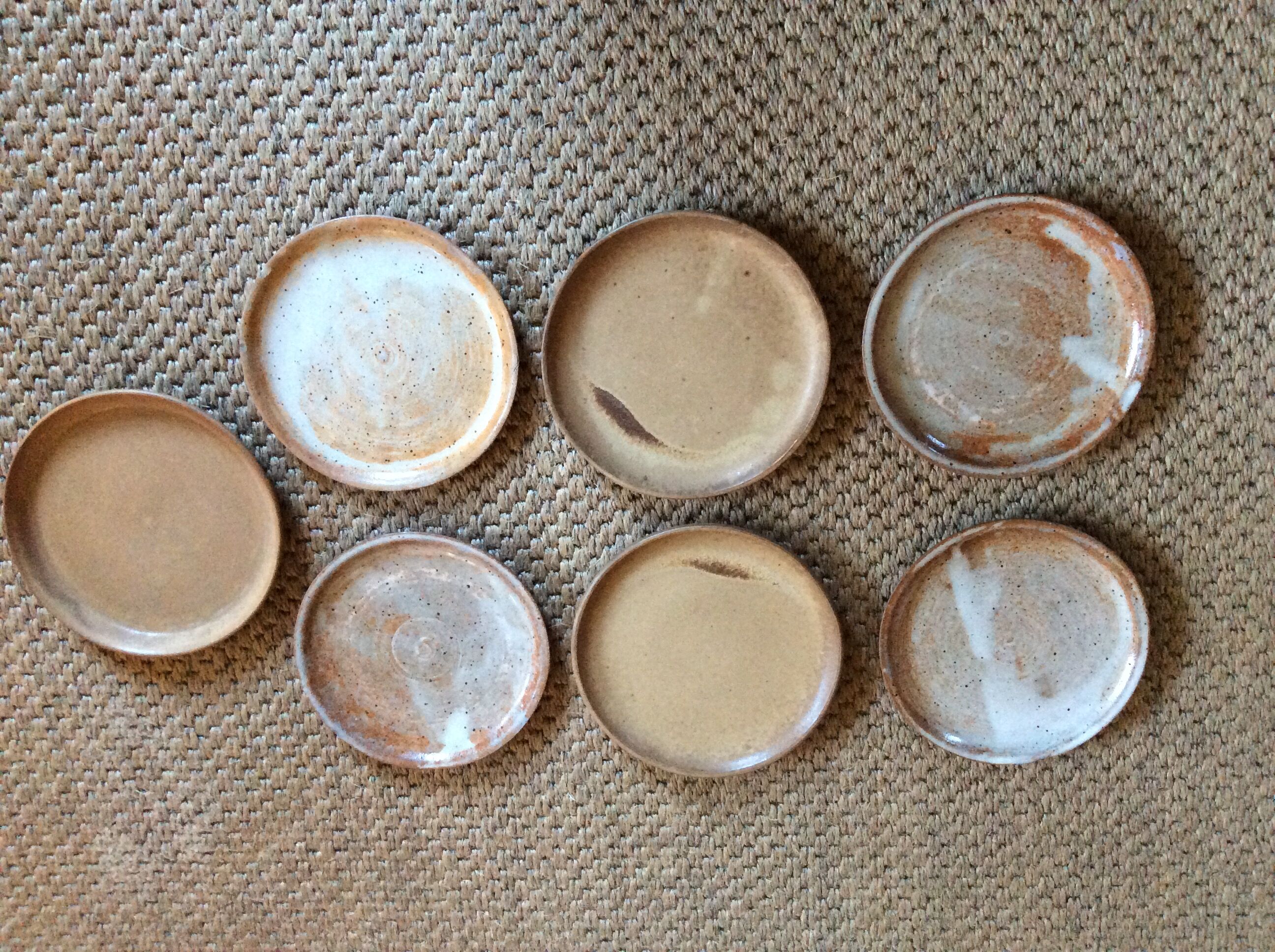 Set de 7 assiettes en grès