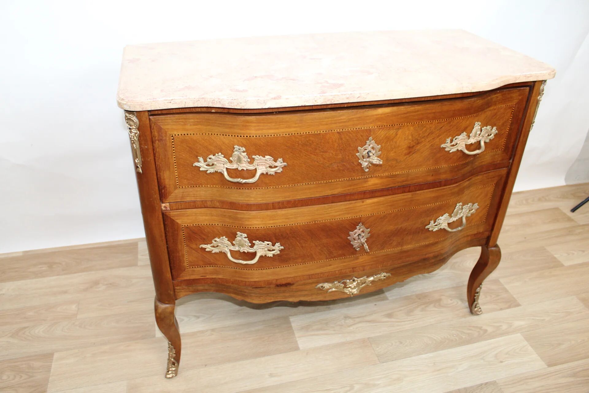 Commode sauteuse vintage scandinave en bois et marbre rose, années 1960