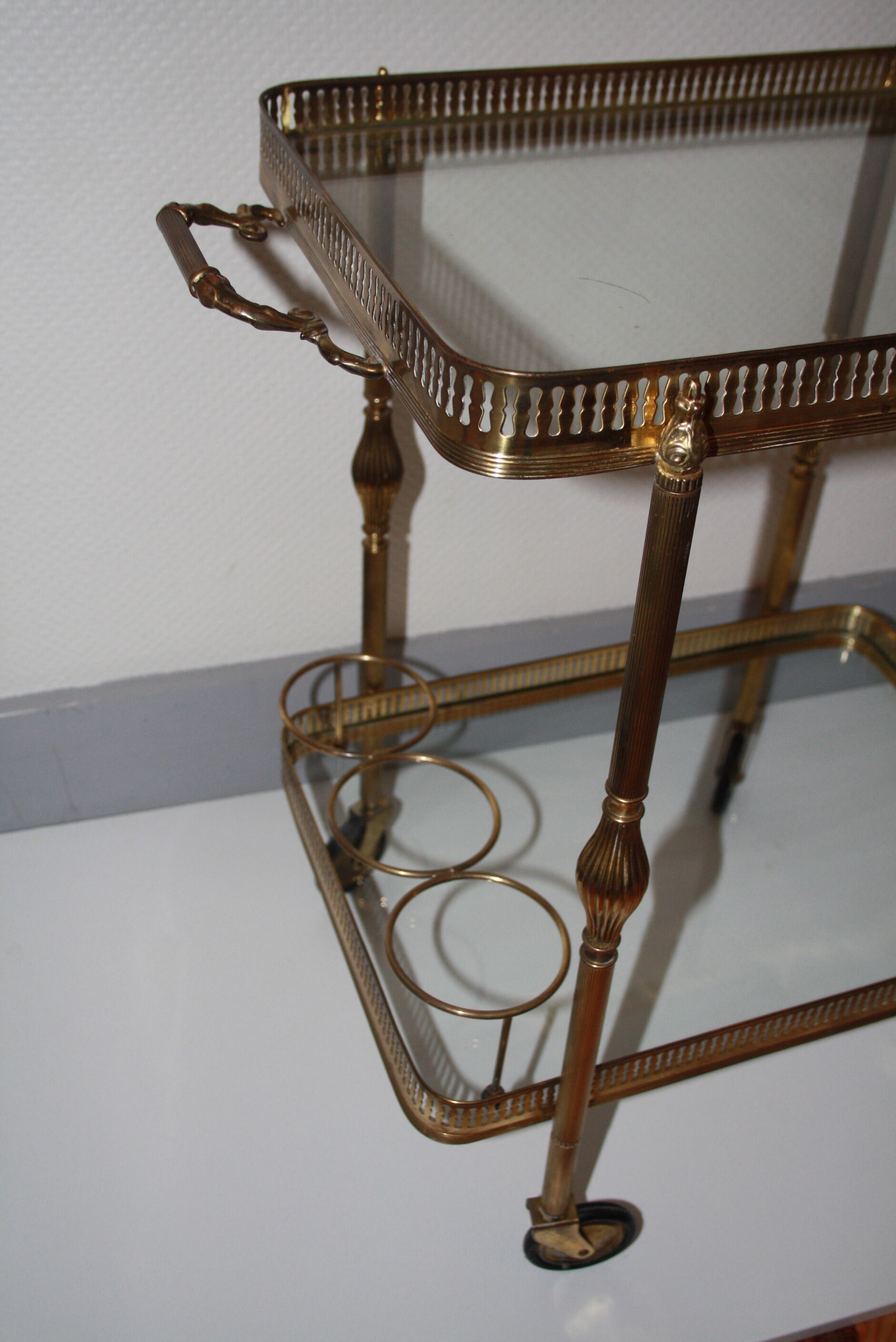 Serving golden skateboard in brass and glass