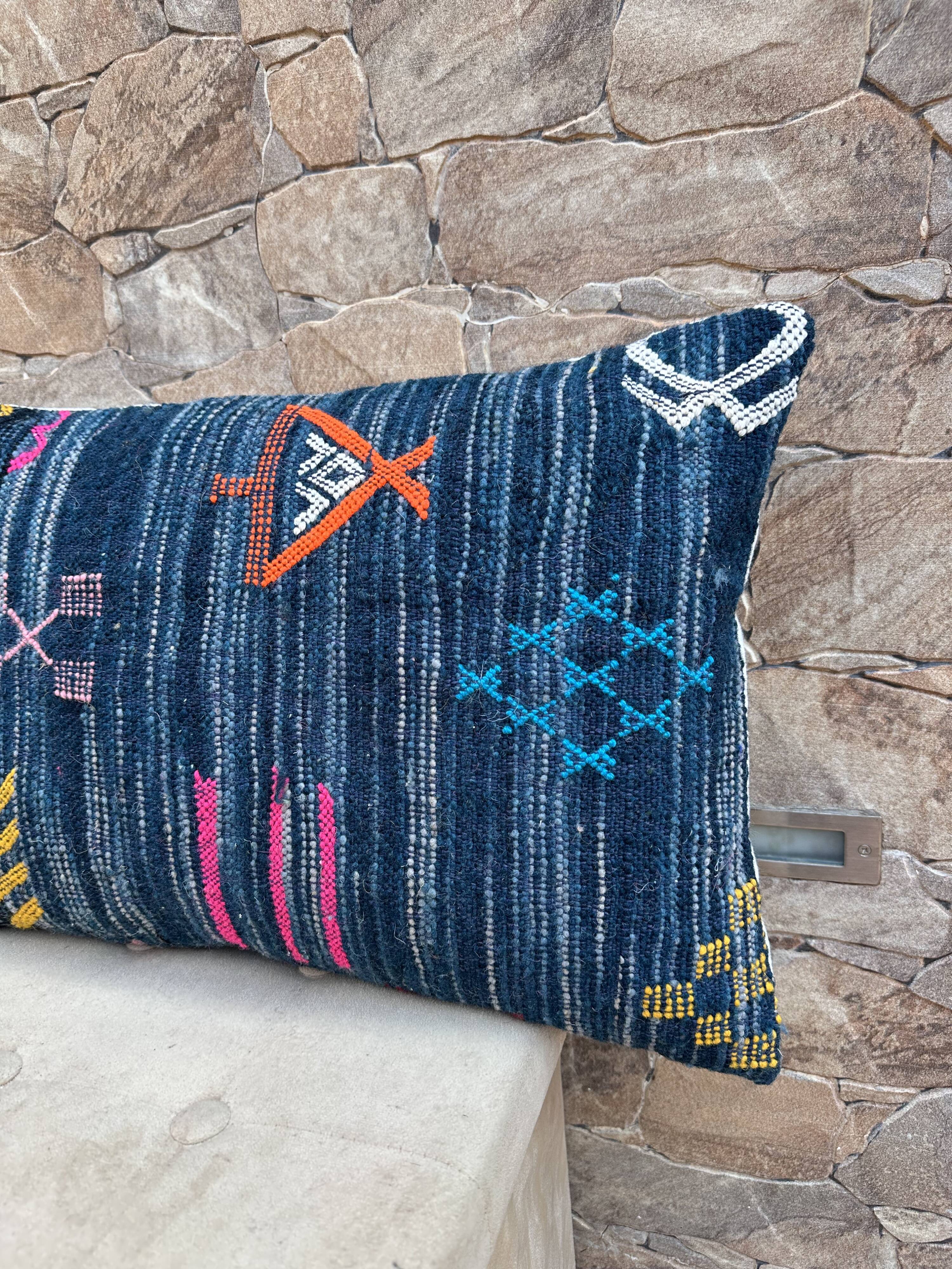Handmade Moroccan Kilim cushion cover: Bohemian decorative cushion
