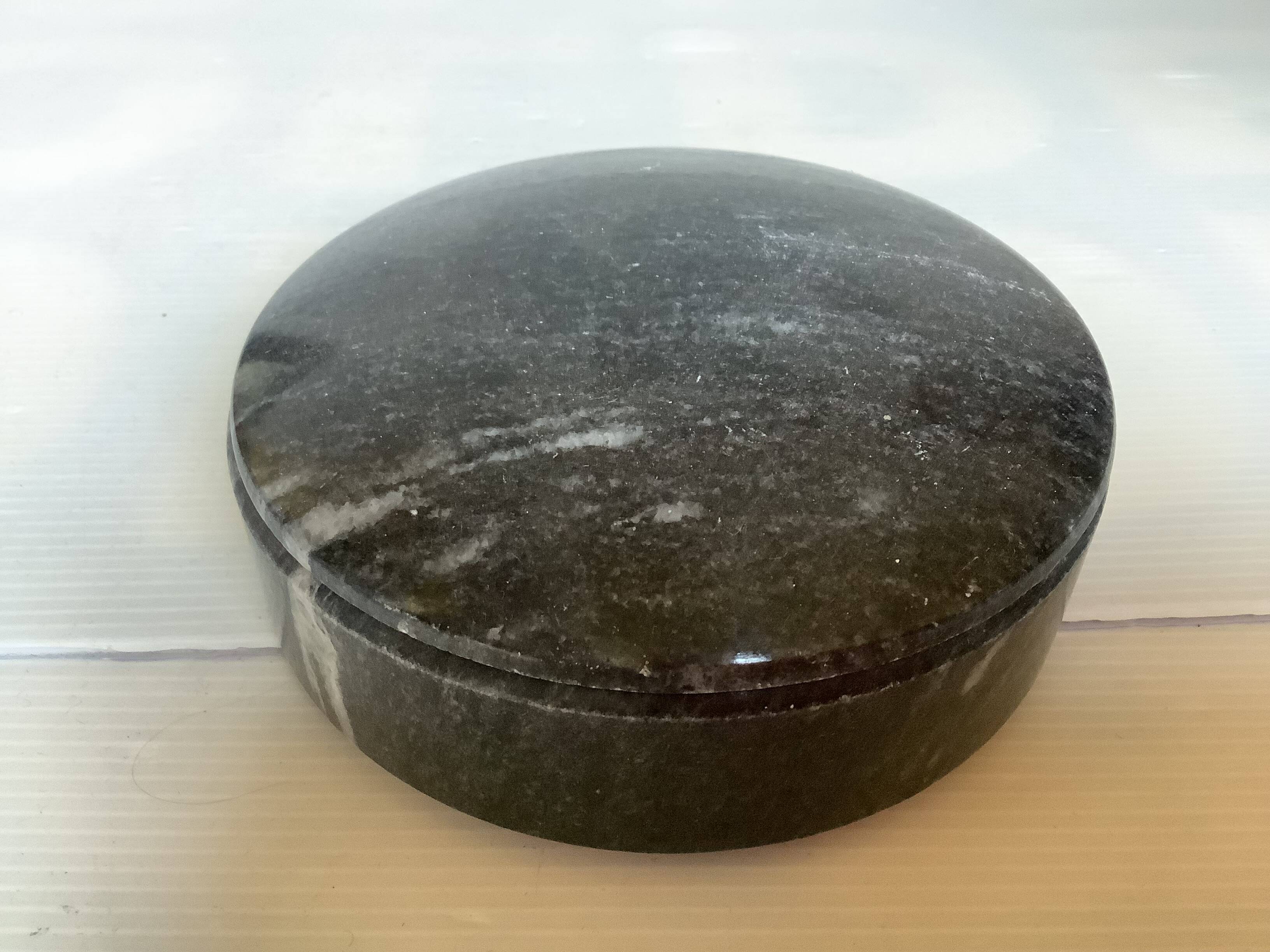 Trinket box in veined marble
