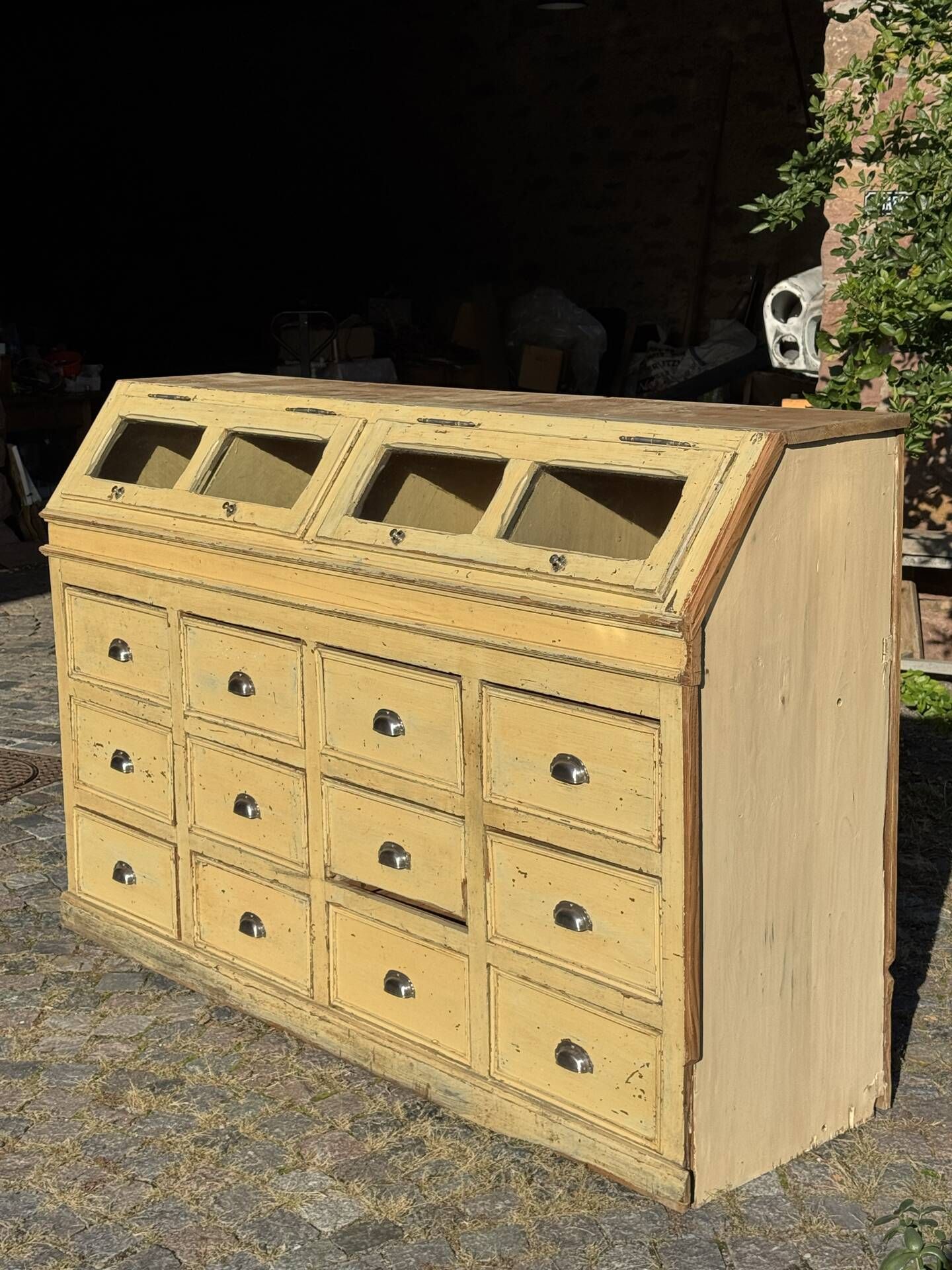 Workshop cabinet with drawers