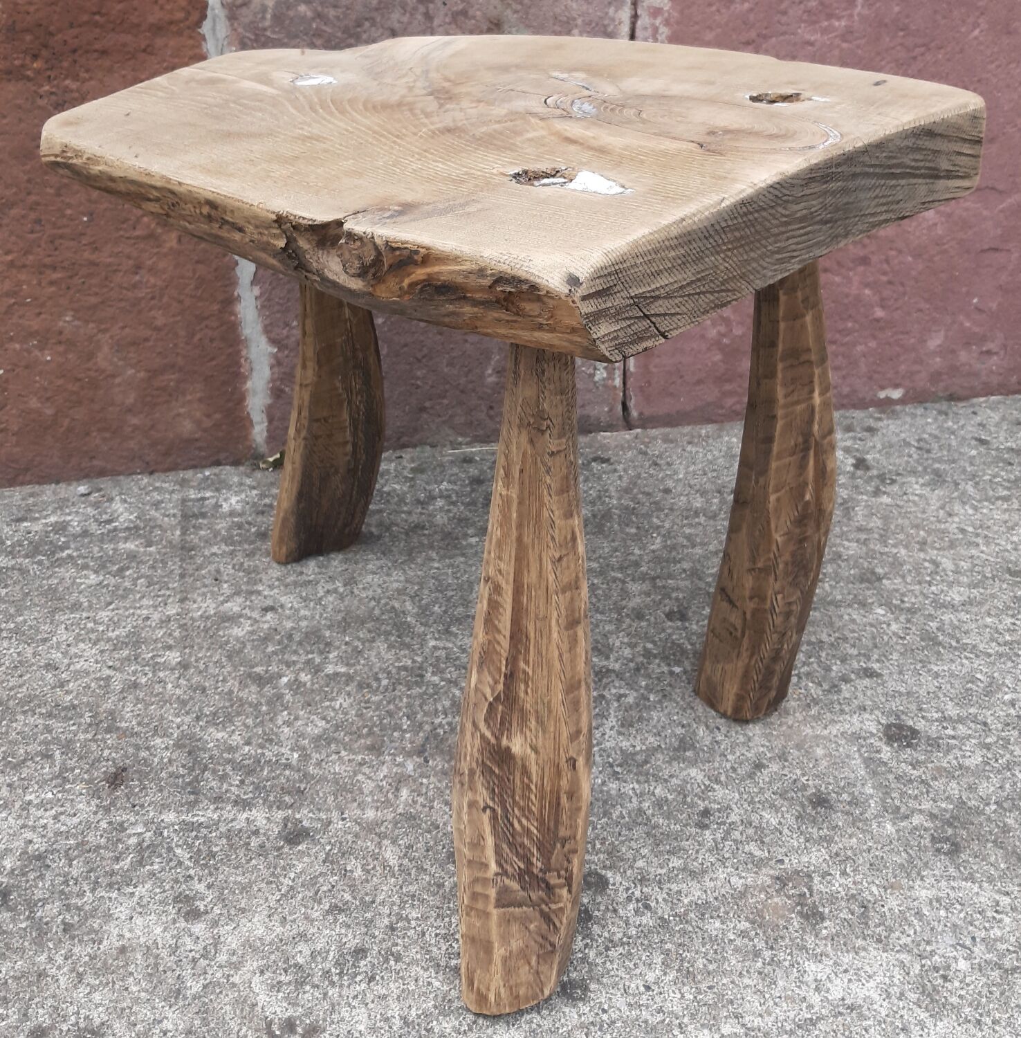 Brutalist coffee table in solid wood, tripod. (Popular art)
