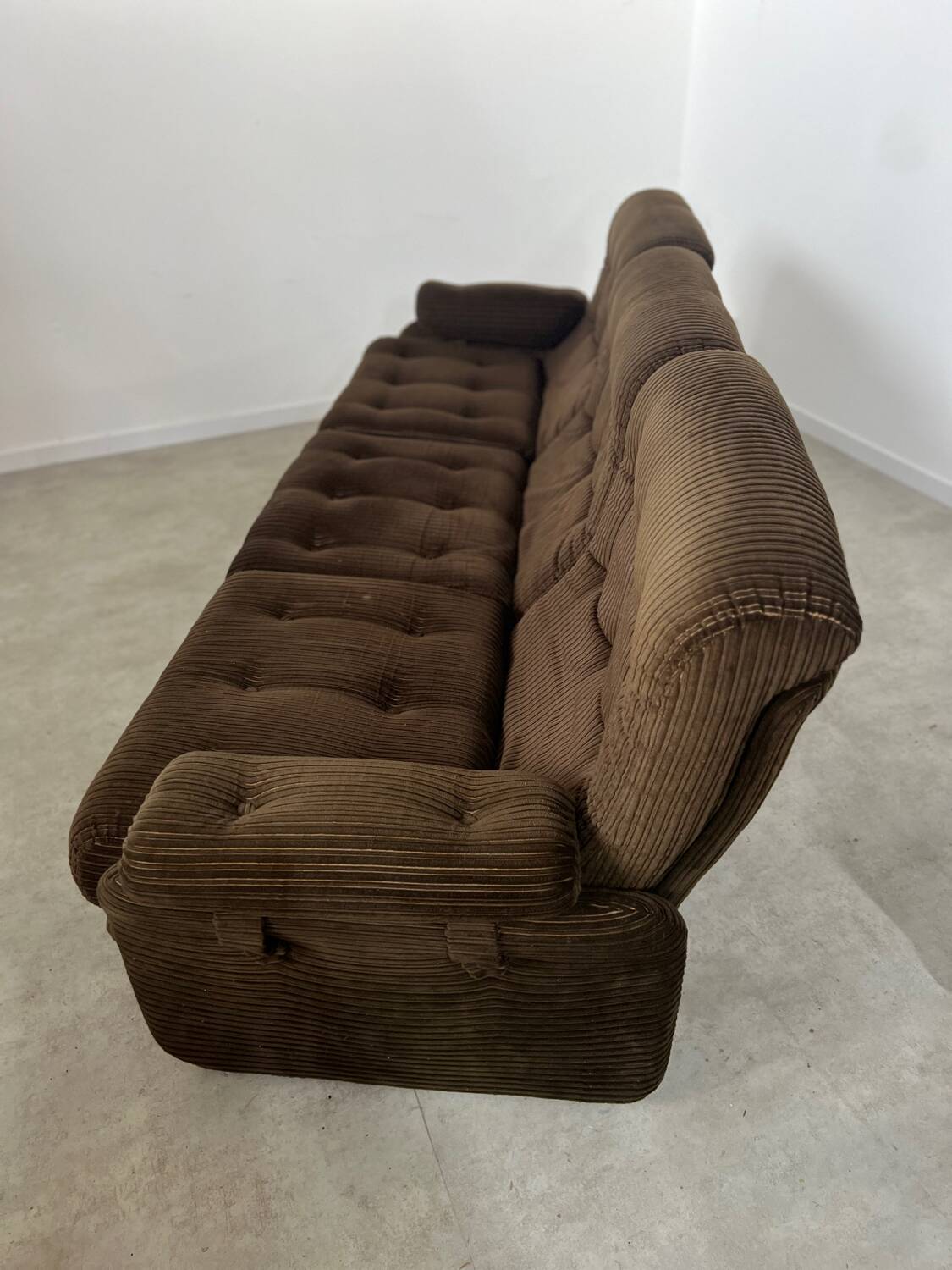 Ancien canapé vintage 3 place Airborne design français Cadestin velour