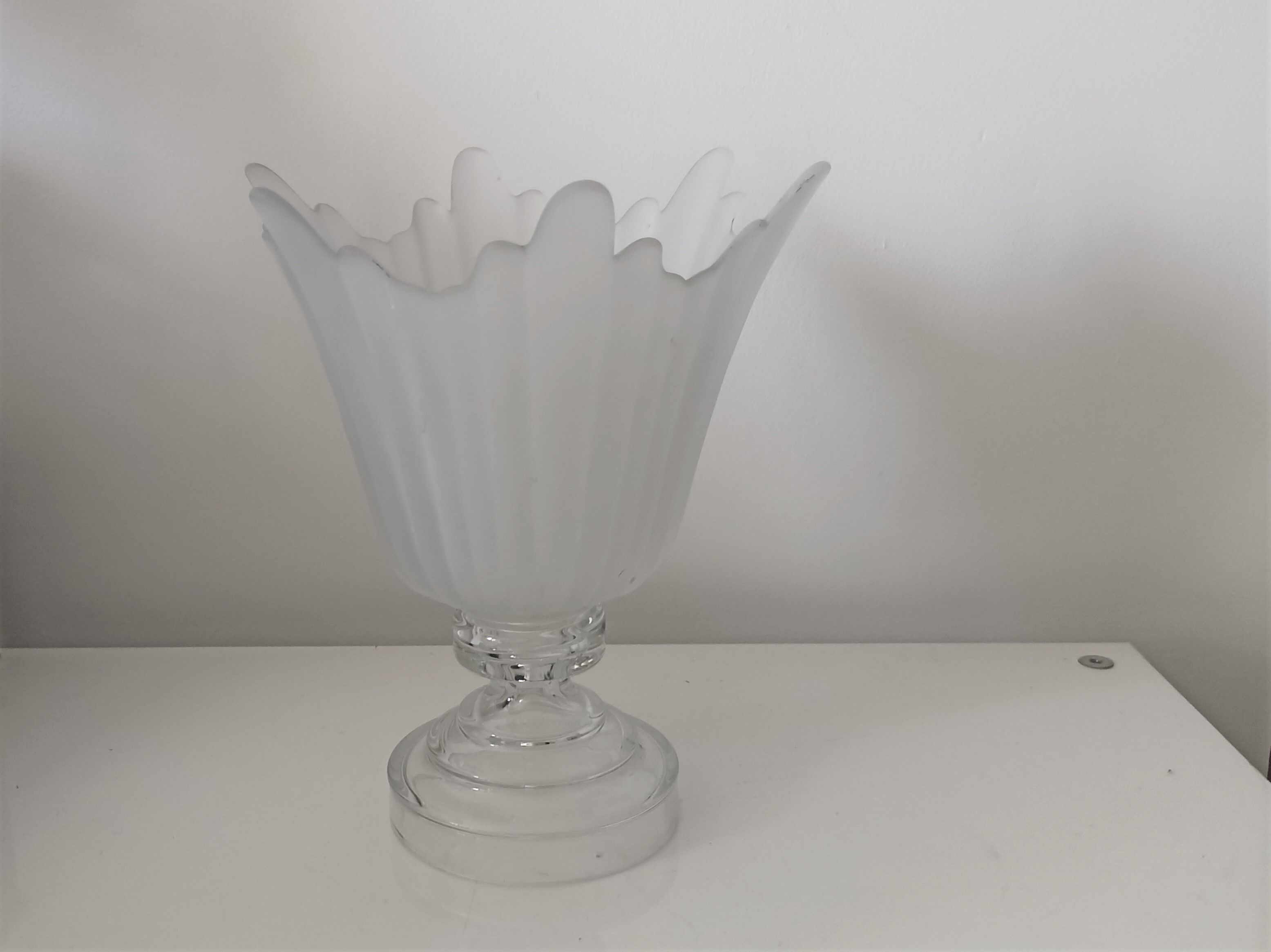 Art deco vase corolla in sandblasted glass