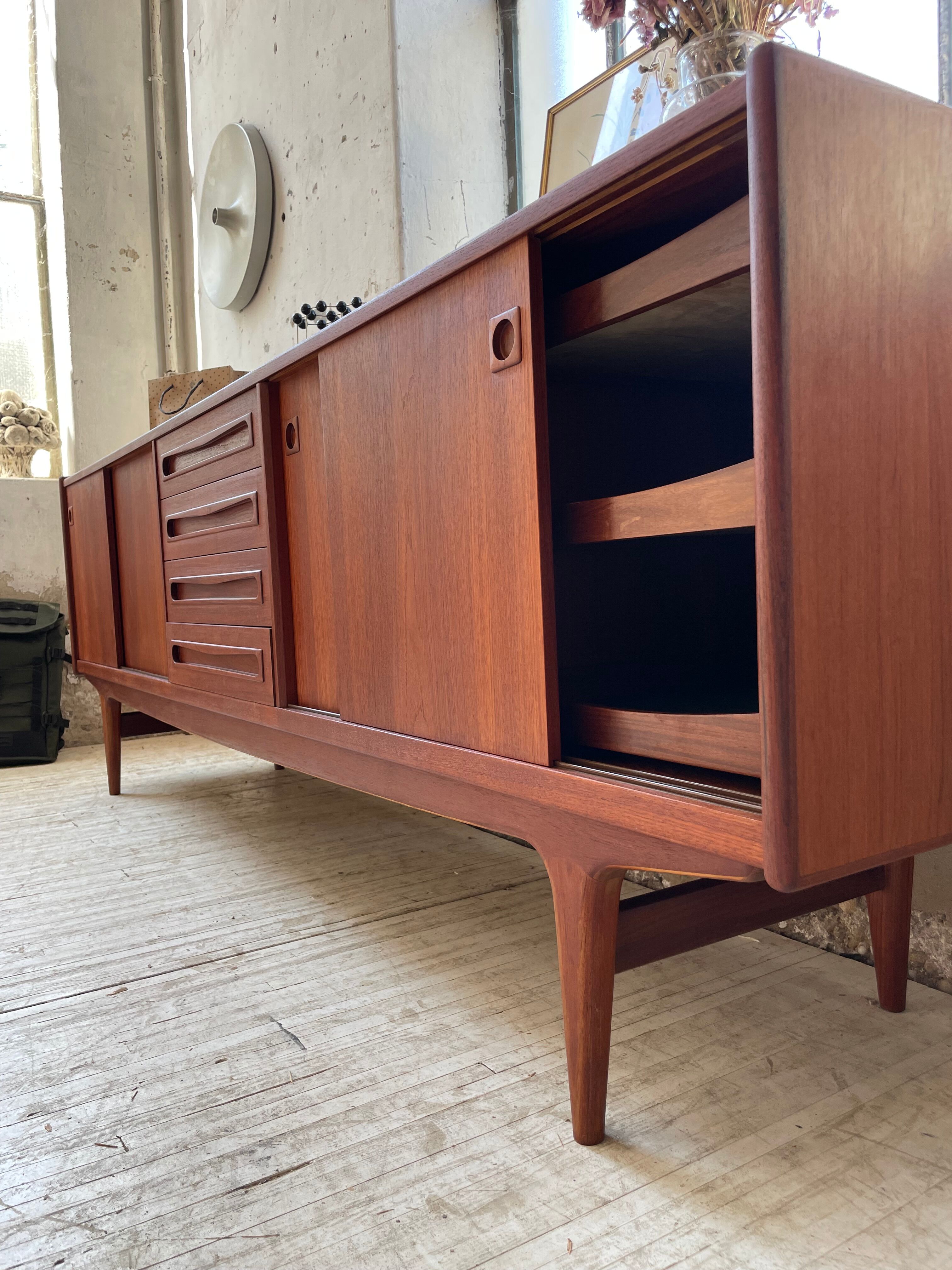 Teak row Johannes Andersen Samcom