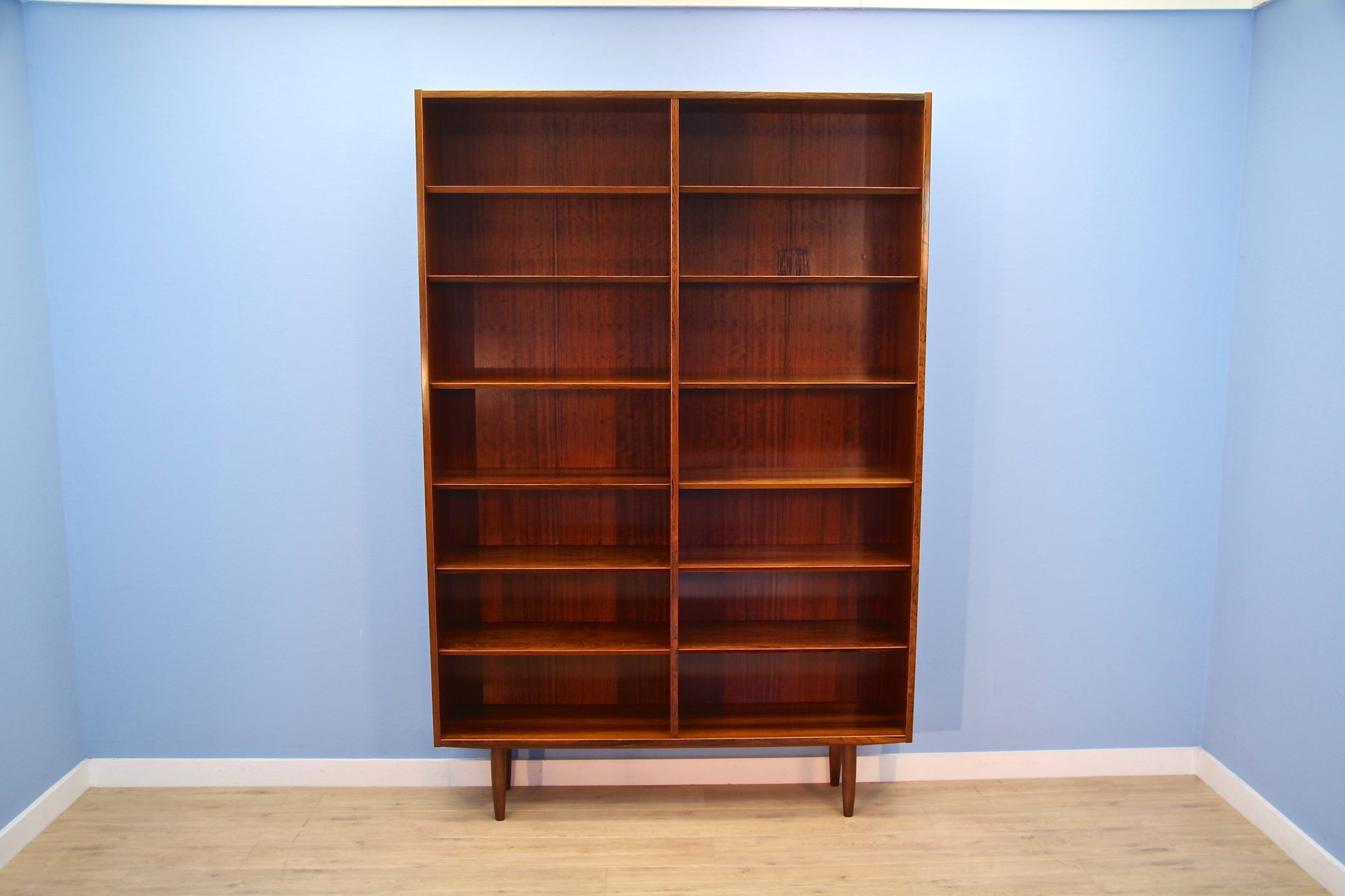 Bibliothèque danoise en palissandre par Poul Hundevad pour Gunni Omann, années 1970.