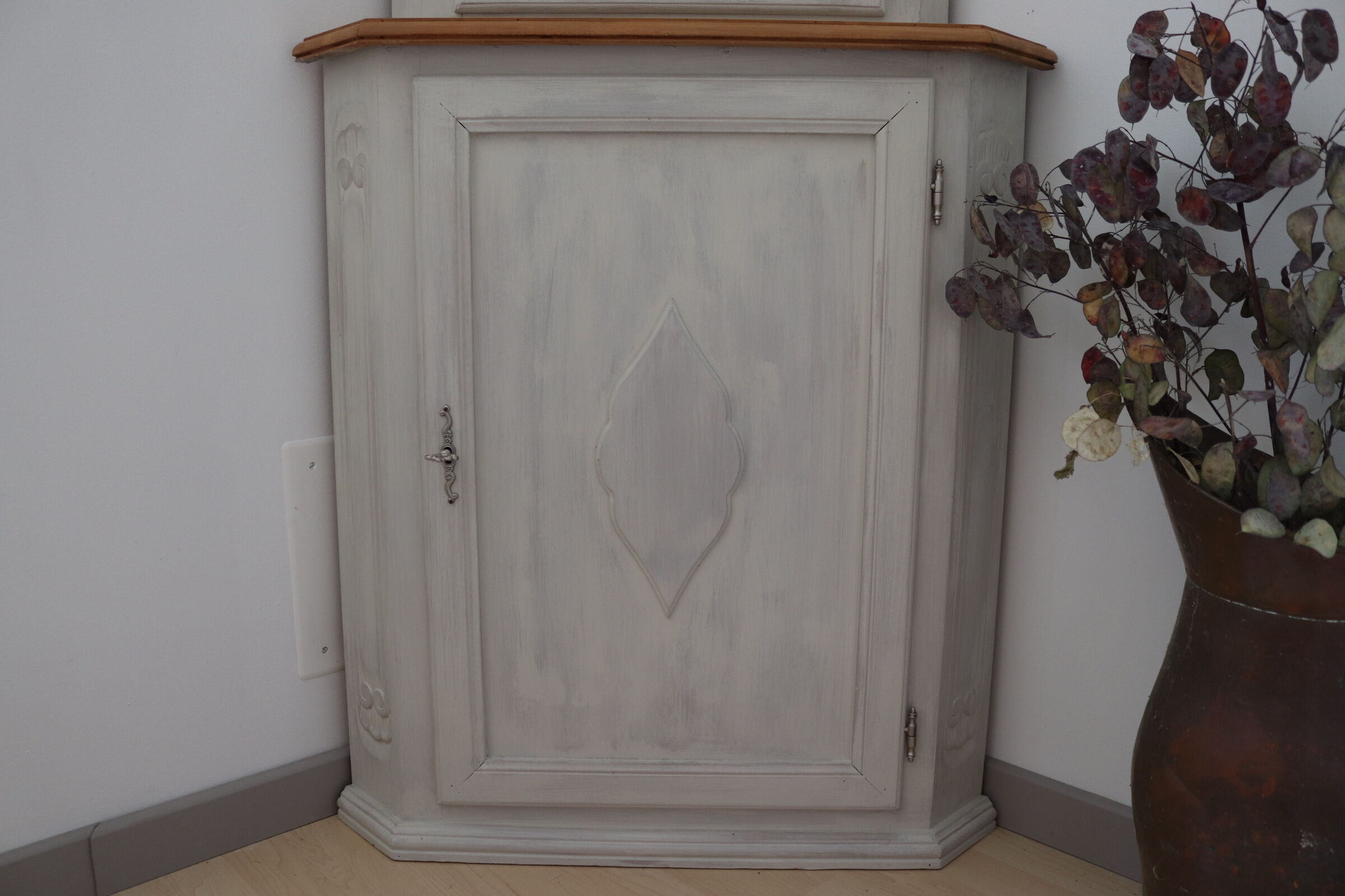 Skated corner furniture