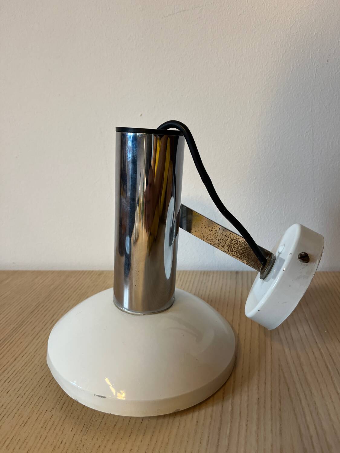 Wall light in metal and chrome-plated plastic