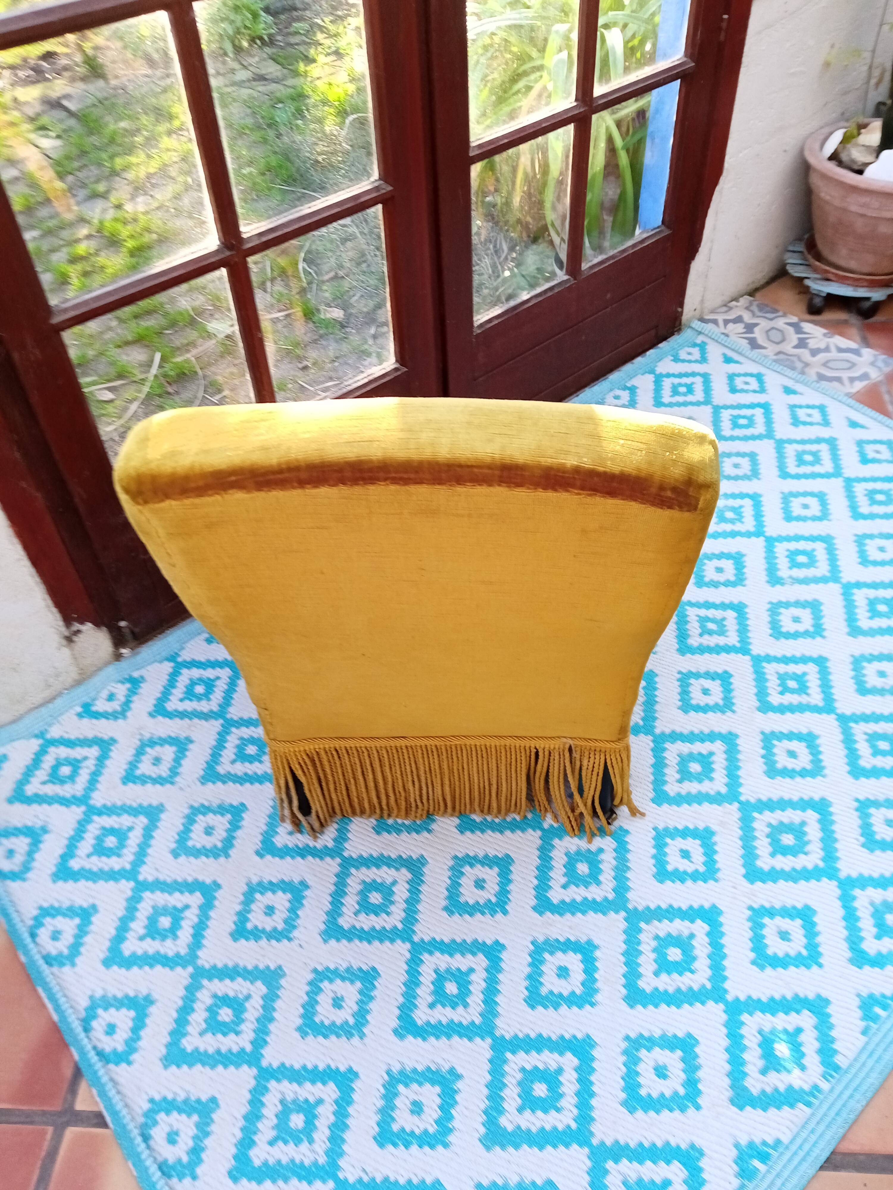 Fauteuil rapaud en velours moutarde