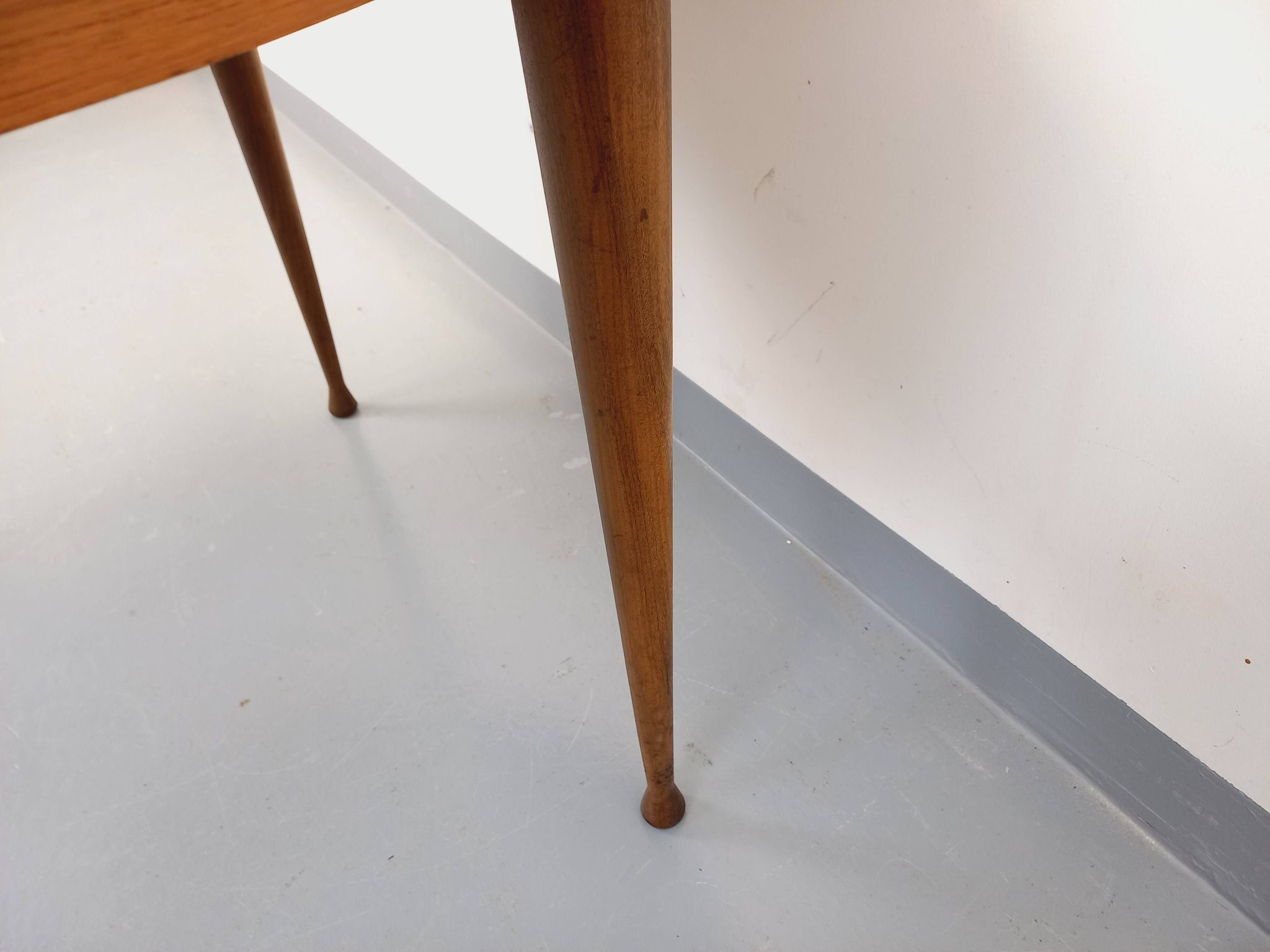 Round dining table in vintage Scandinavian style from the 50s and 60s in teak.