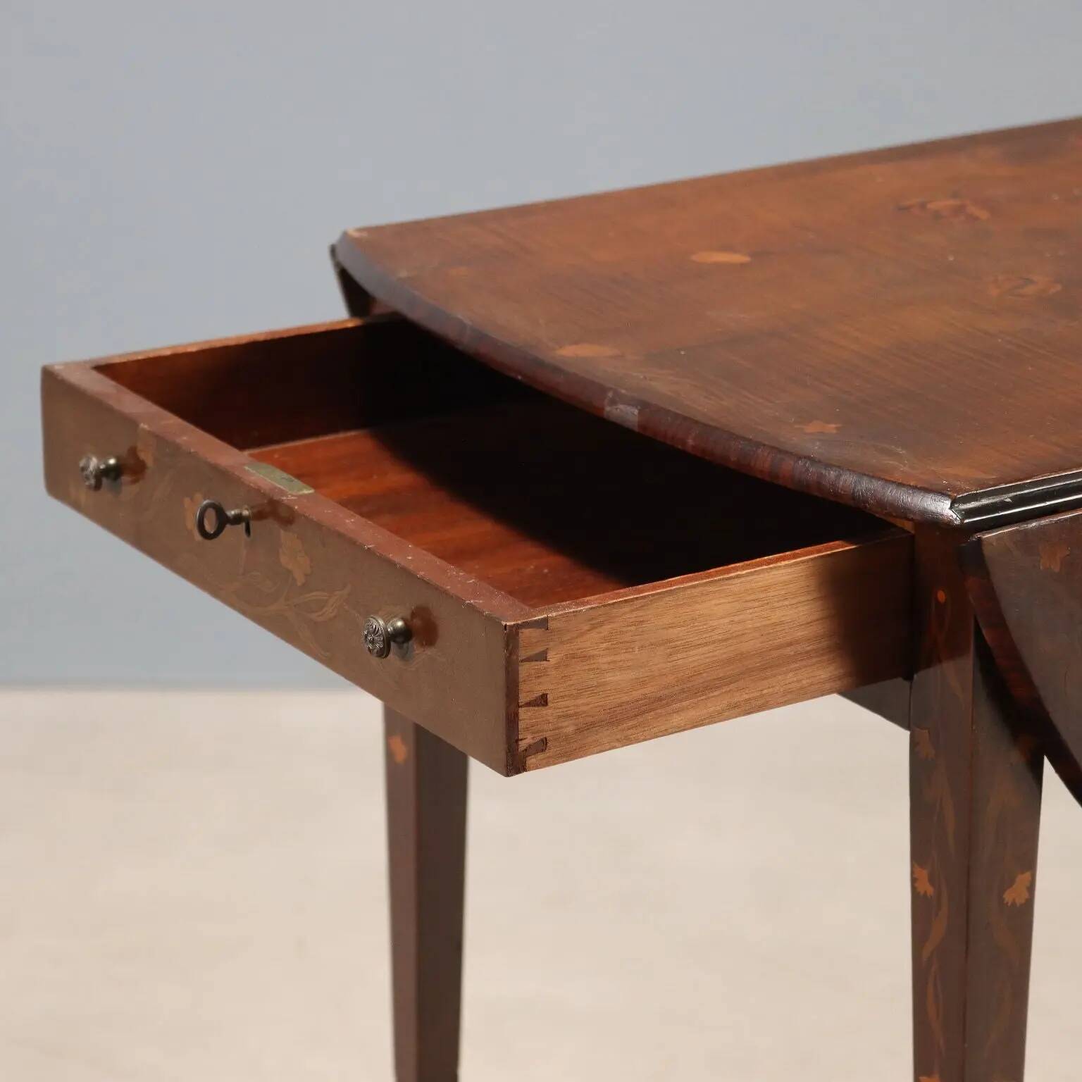 Petite table ancienne en acajou marquetée, Royaume-Uni, XIXe siècle