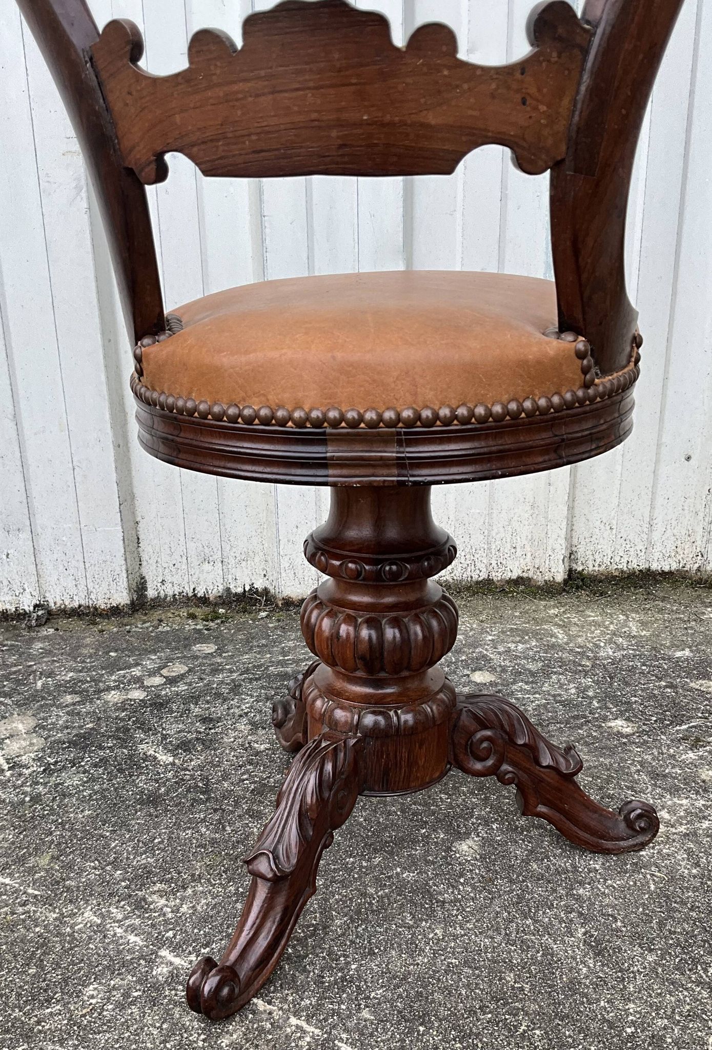 Chaise de harpiste en noyer massif milieu 19ème
