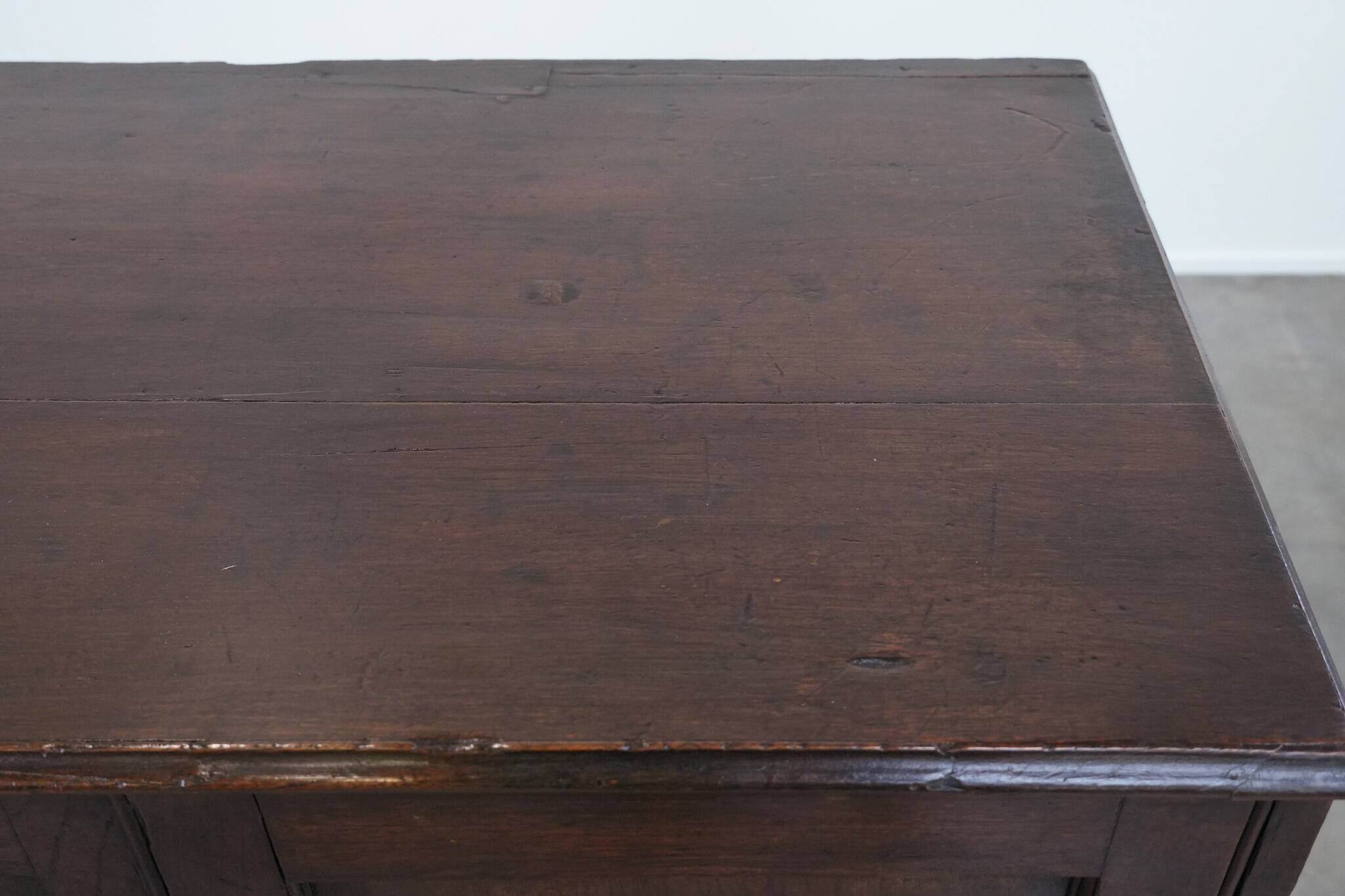 Charmant et intemporel meuble-commode ancien en chêne anglais du début du XIXe siècle, avec deux portes et une serrure fonctionnelle.