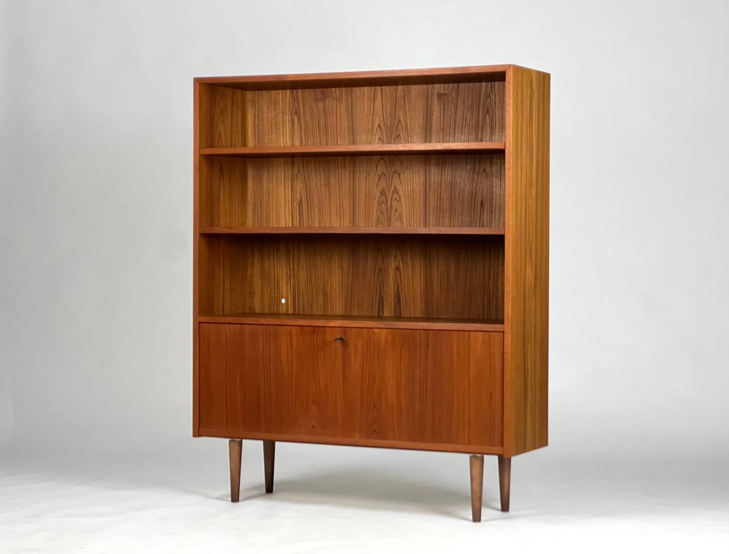Buffet haut vintage Schrank, design danois, années 1960, milieu du siècle