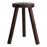 Tabouret tripode sculpté à l’adze — France, XXe siècle