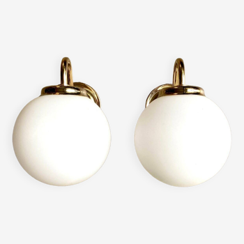 2 wall lamps in gilded metal and white opaline