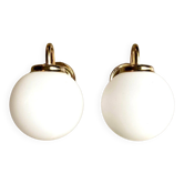 2 appliques en métal doré et opaline blanche