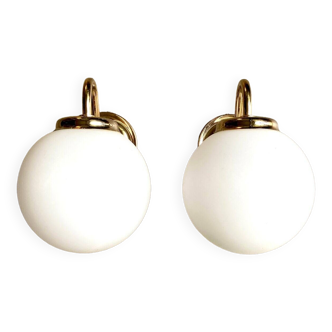 2 wall lamps in gilded metal and white opaline