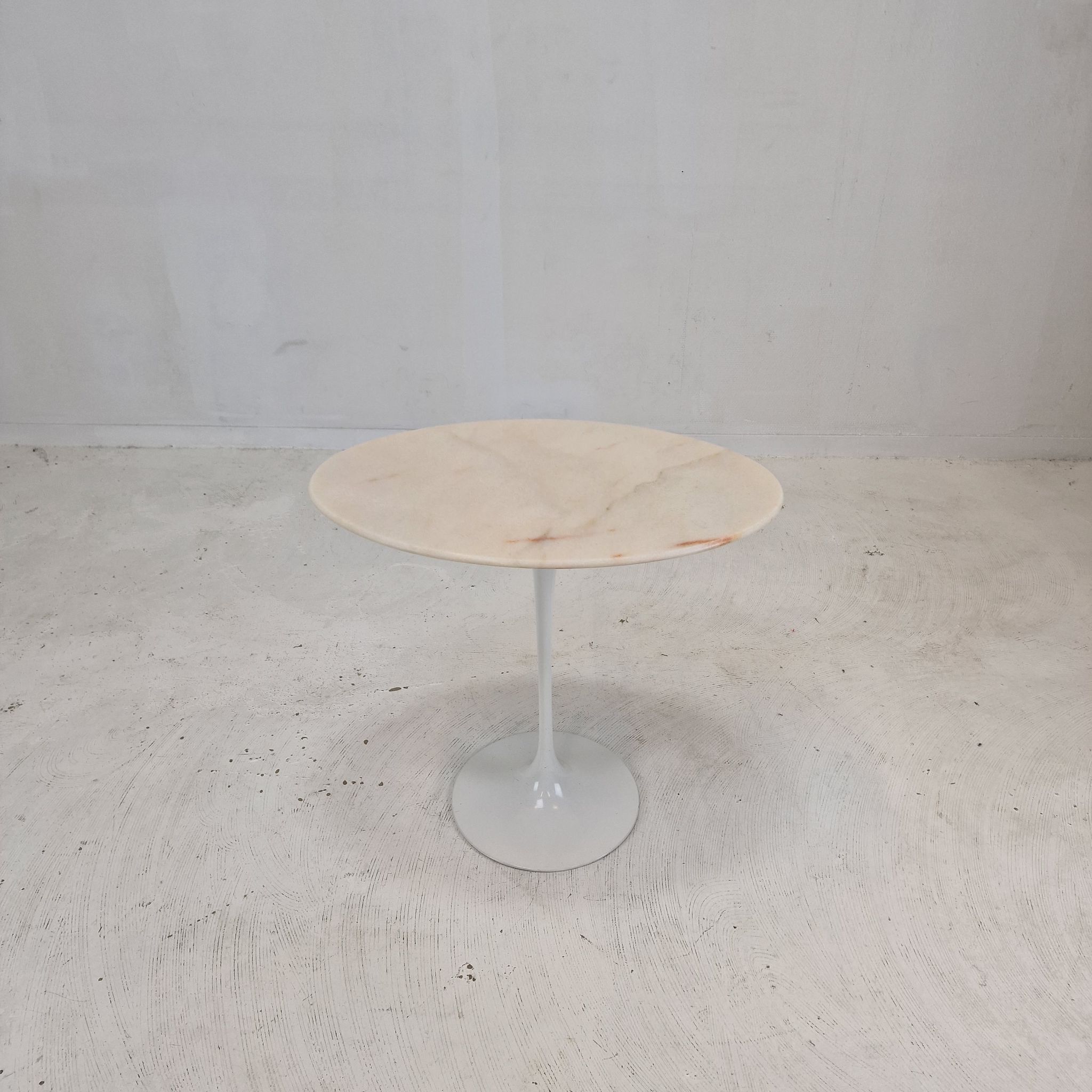 Oval marble side table by Eero Saarinen for Knoll