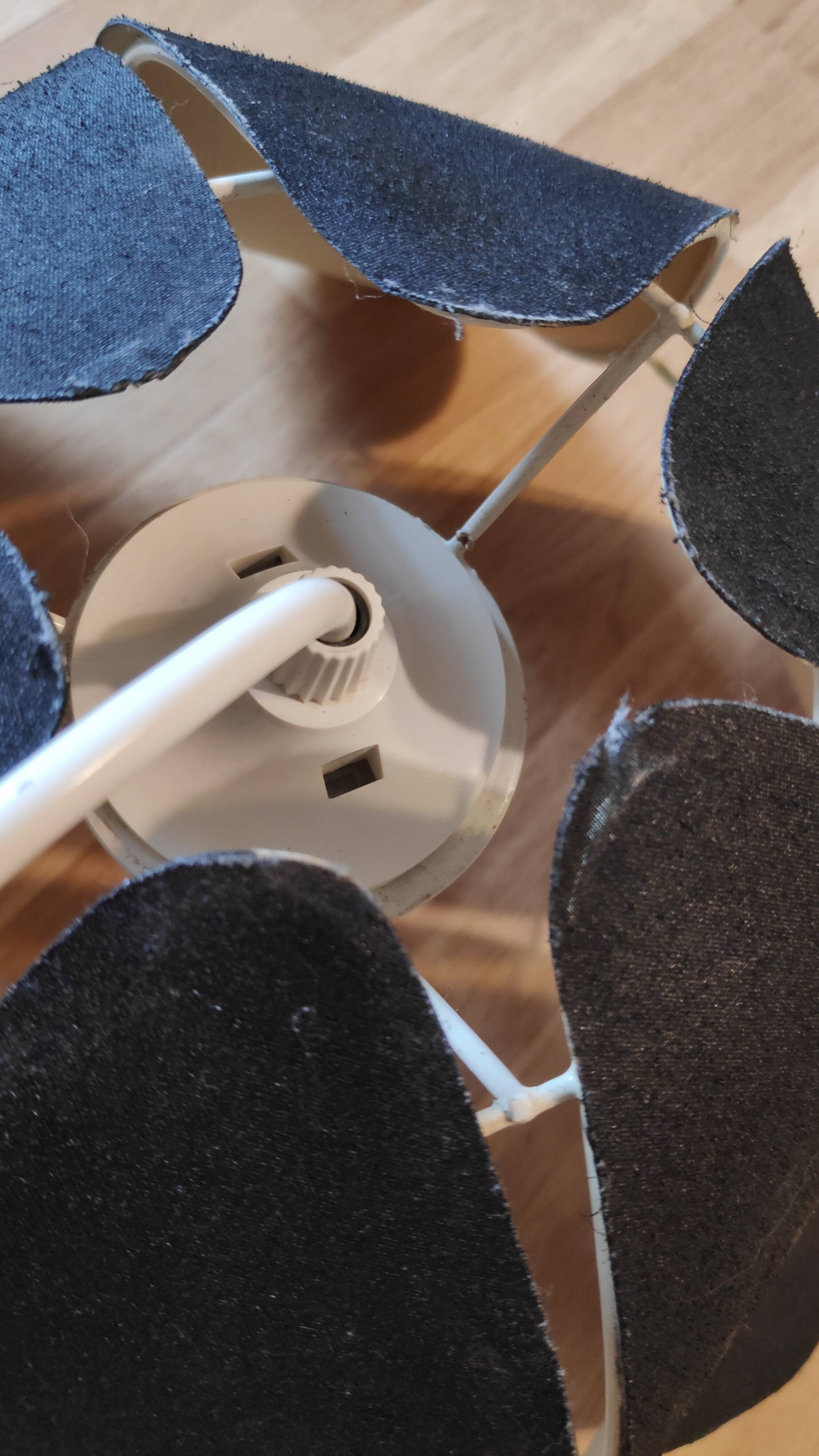 Suspension 6 black lotus petals