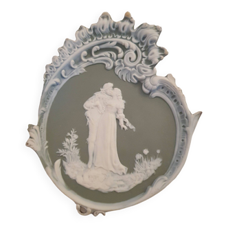 Plaque murale, médaillon biscuit de porcelaine Wedgwood Style camée, scène romantique, sur fond vert