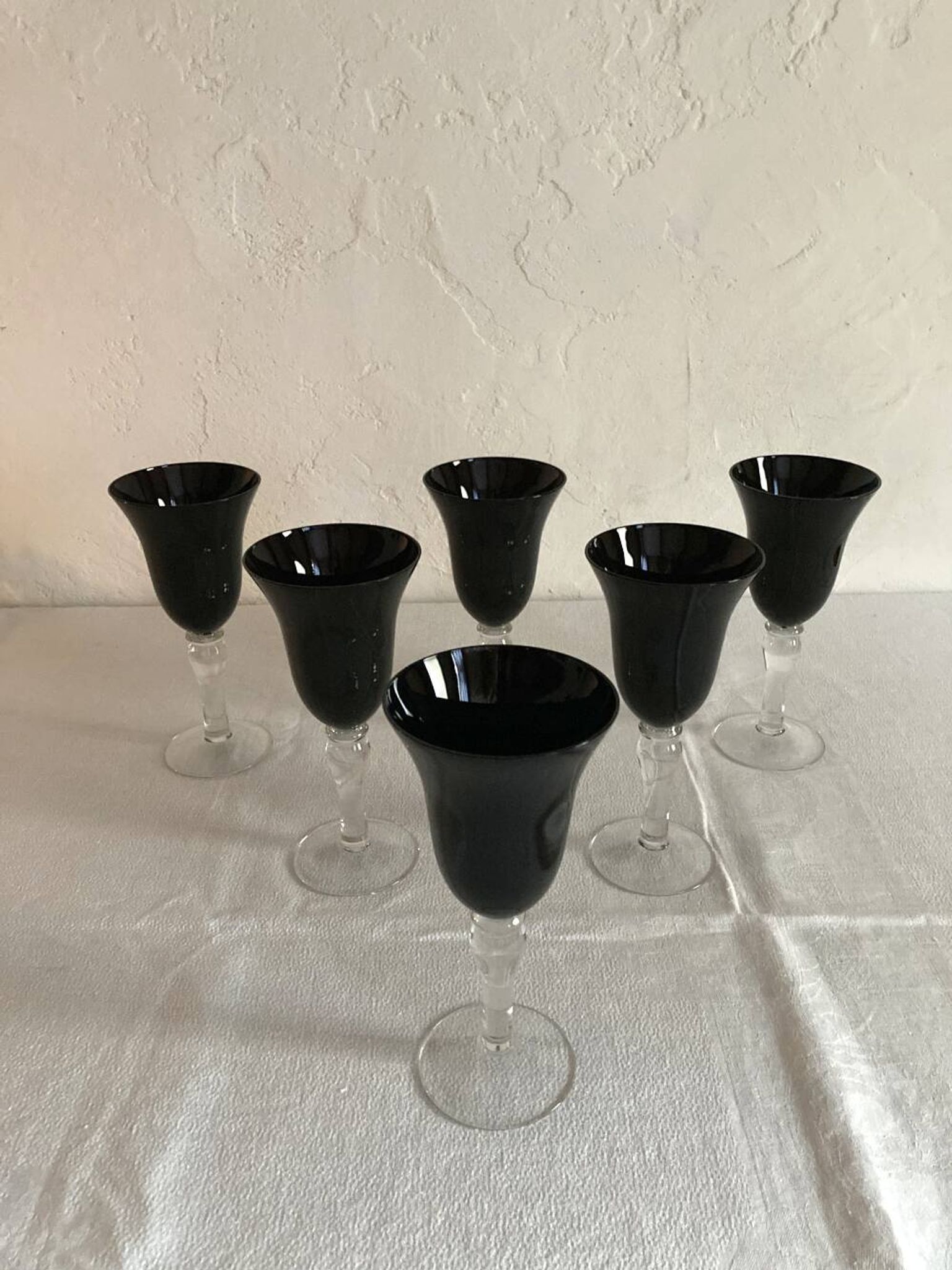 6 stemmed glasses with black glass bowl