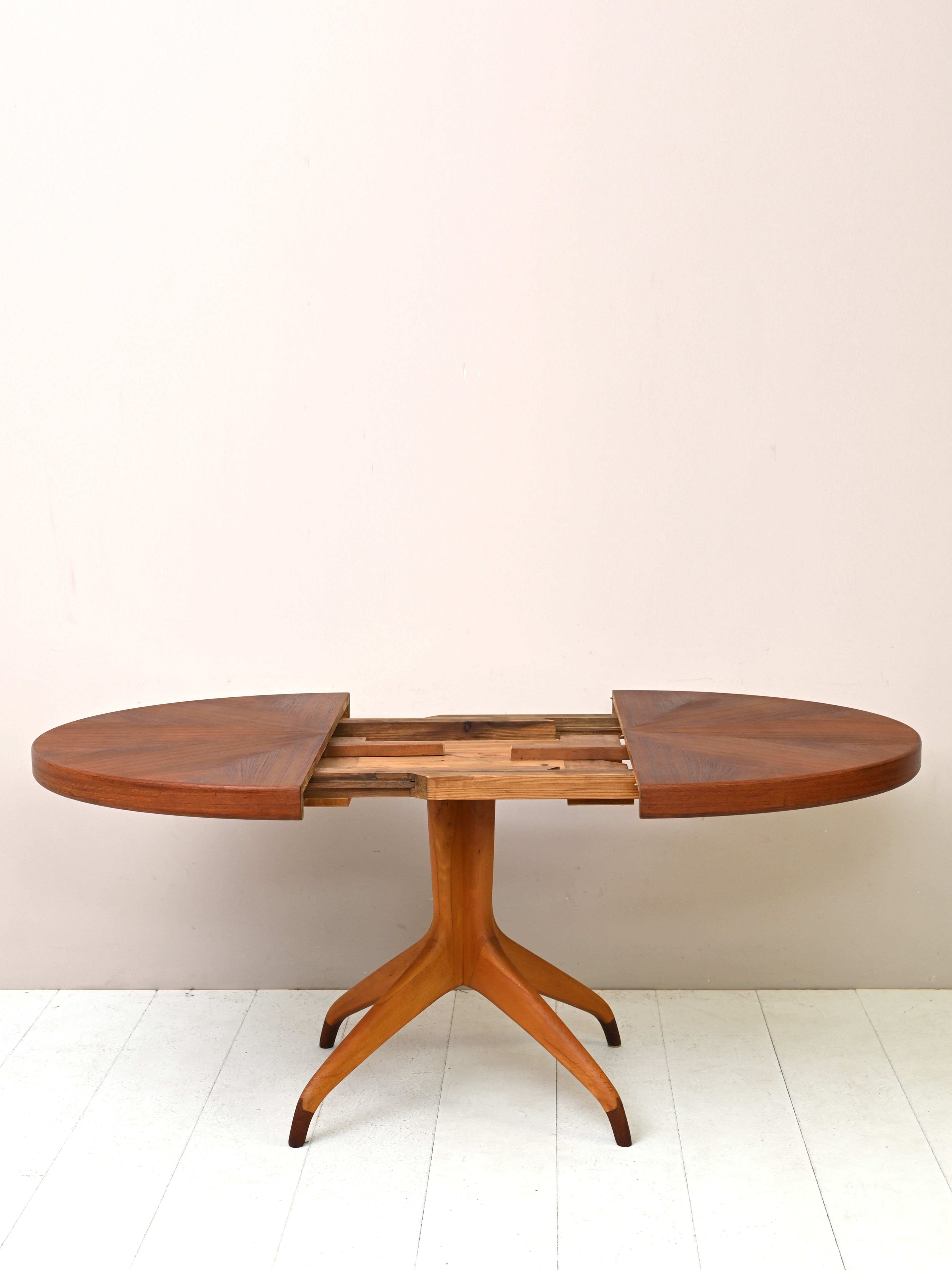 Scandinavian extending table by David Rosen
