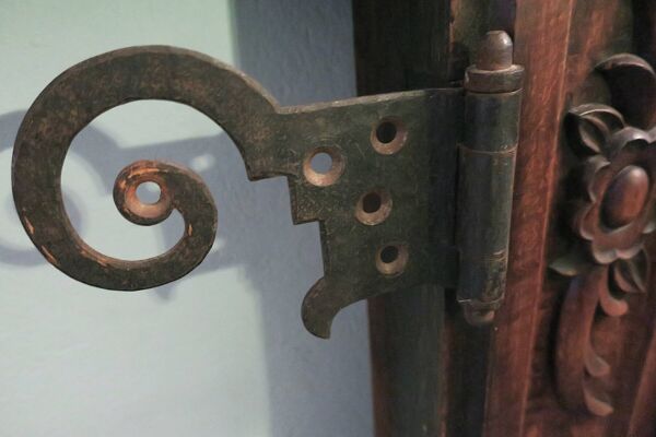 Cheminée Art déco en teck massif sculpté et fer forgé, 1920