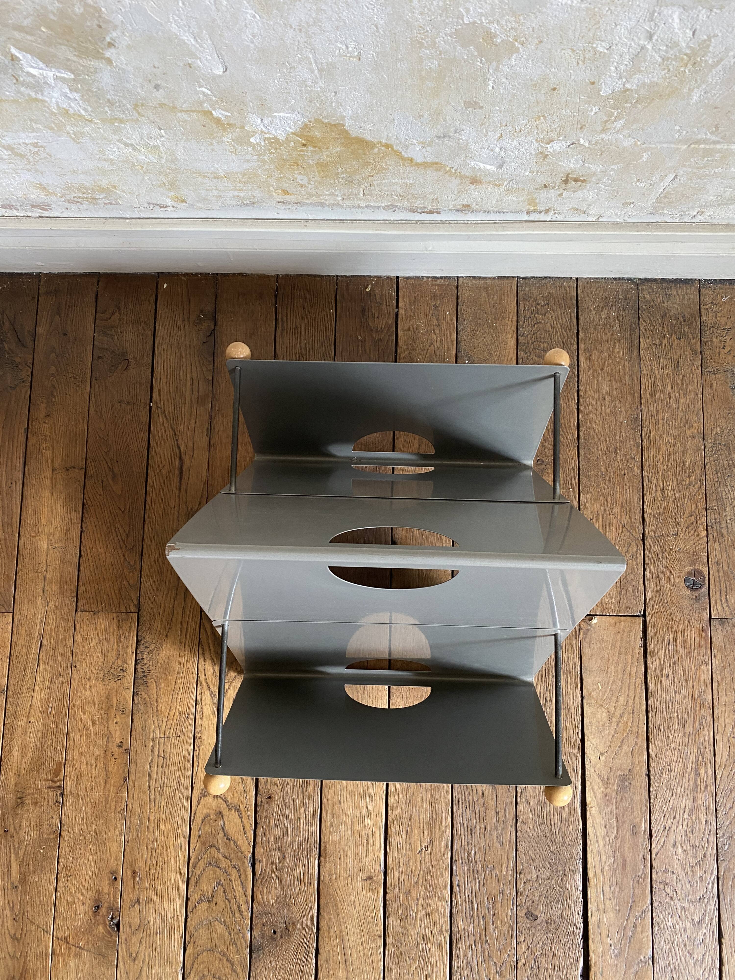 Memphis style magazine rack