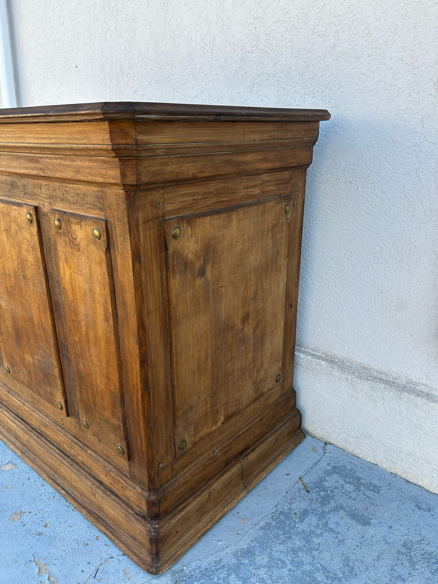 Old trade counter with cash register AMAX André Ray – Lyon
