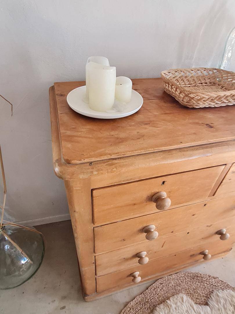 Antique English-style chest of drawers