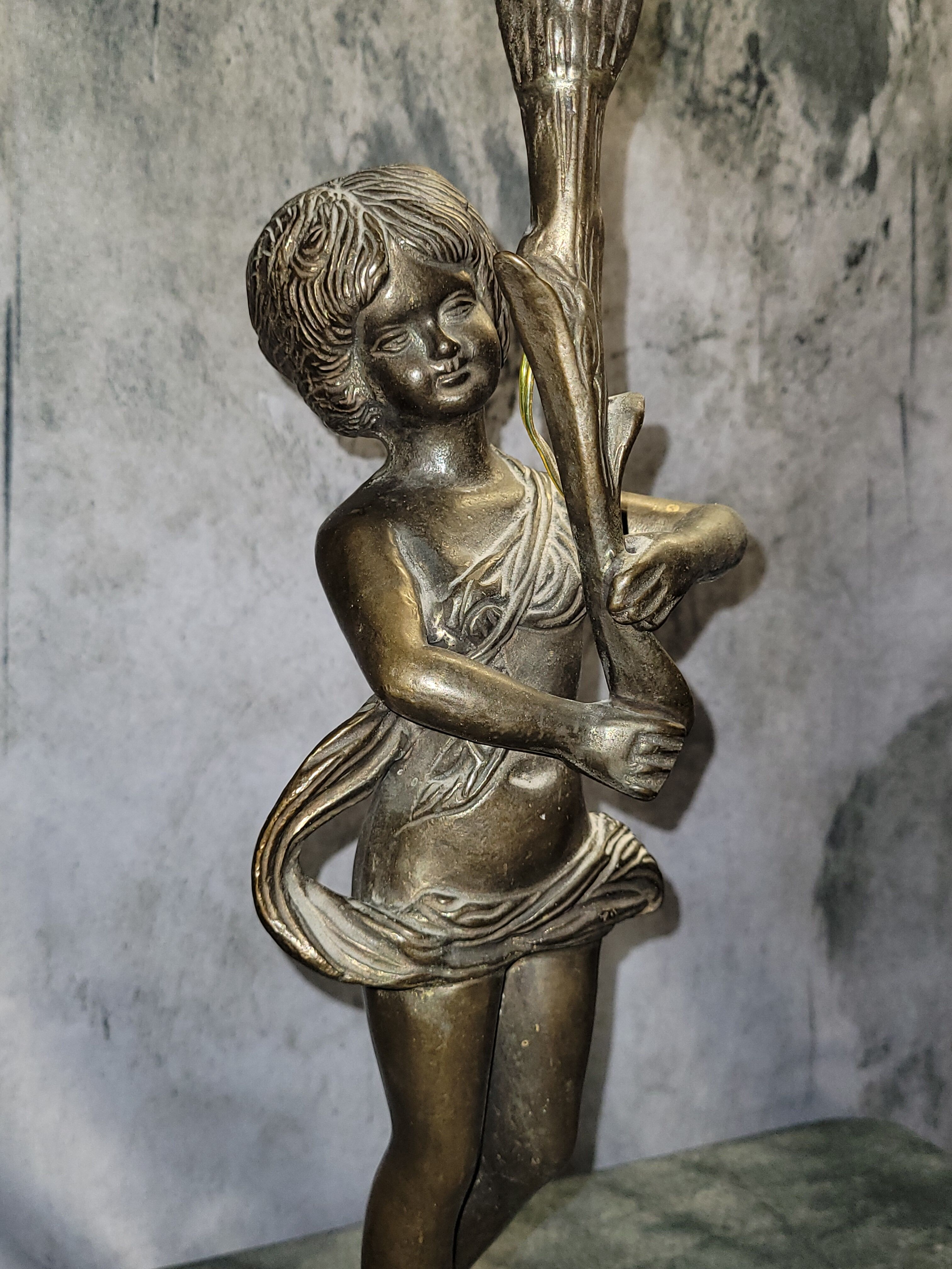 Lampe en Bronze électrifié figurant un rnfant XIXe