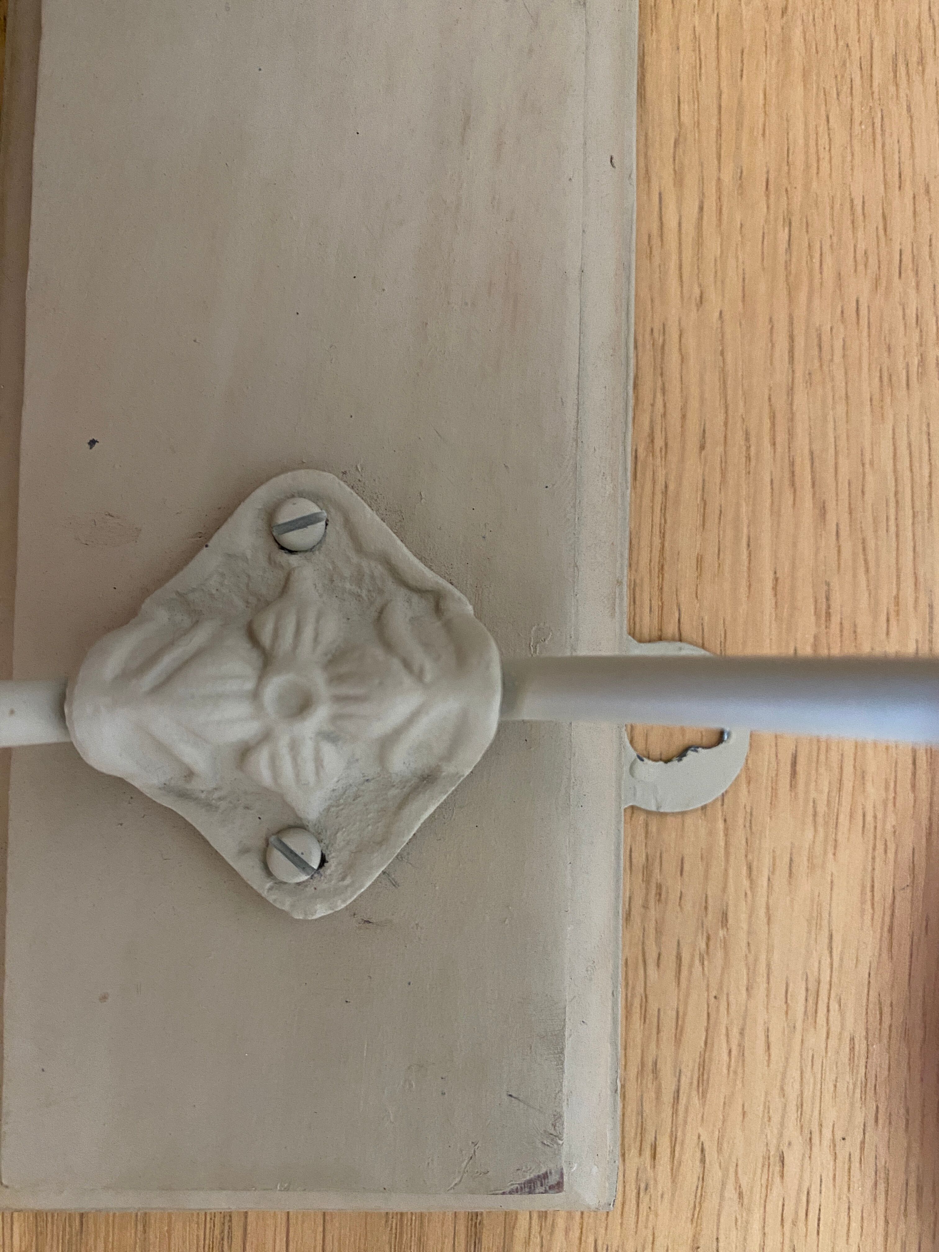 Wall-mounted coat rack with ceramic