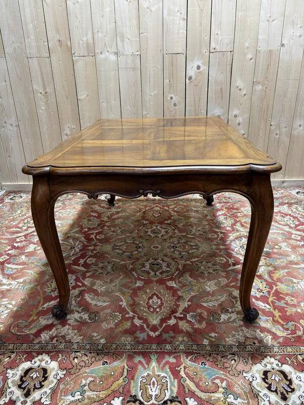 Table à manger en noyer de style Louis XV