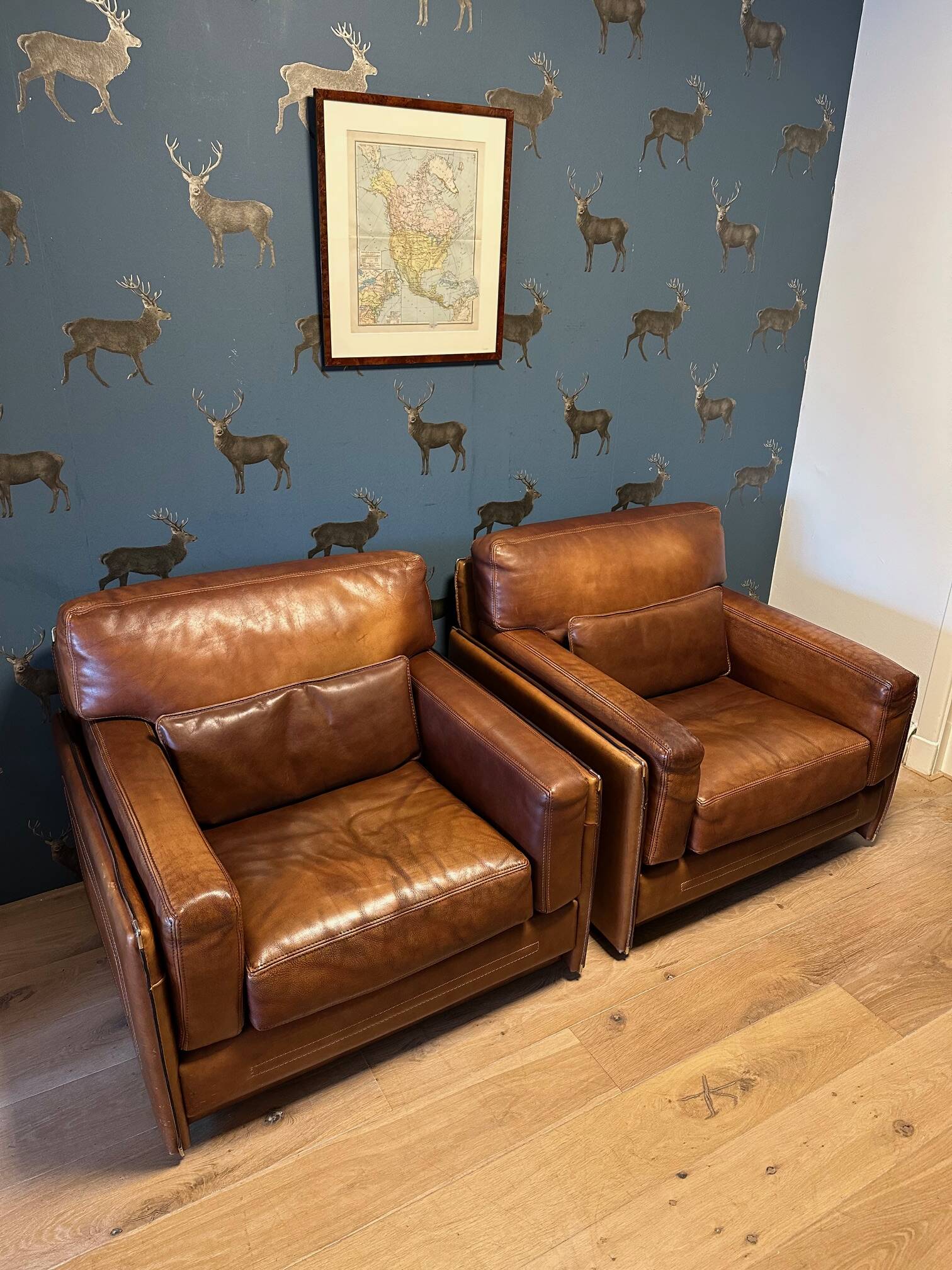 Ensemble de deux fauteuils en cuir de buffle.