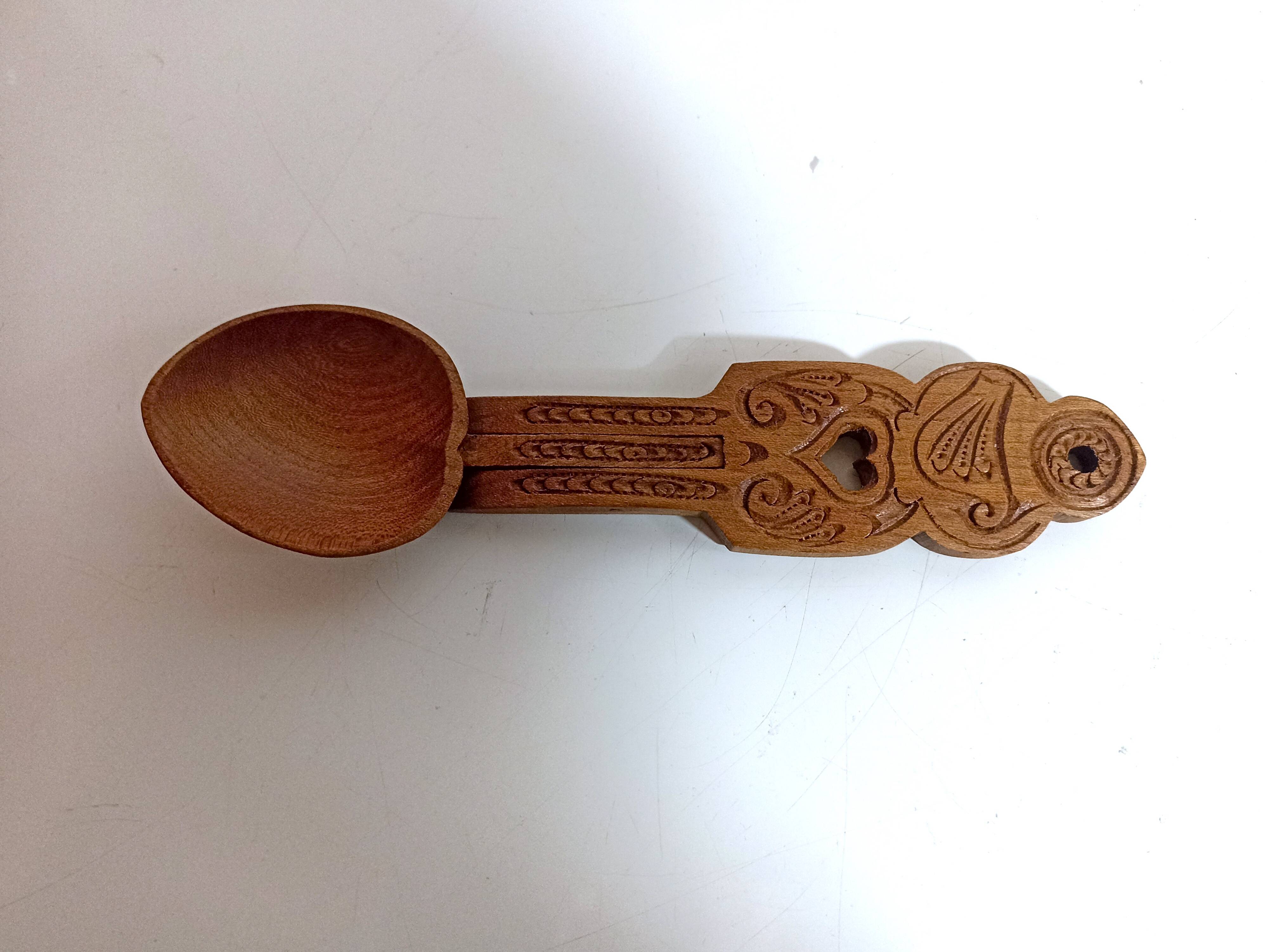 Cuillère de mariage en bois