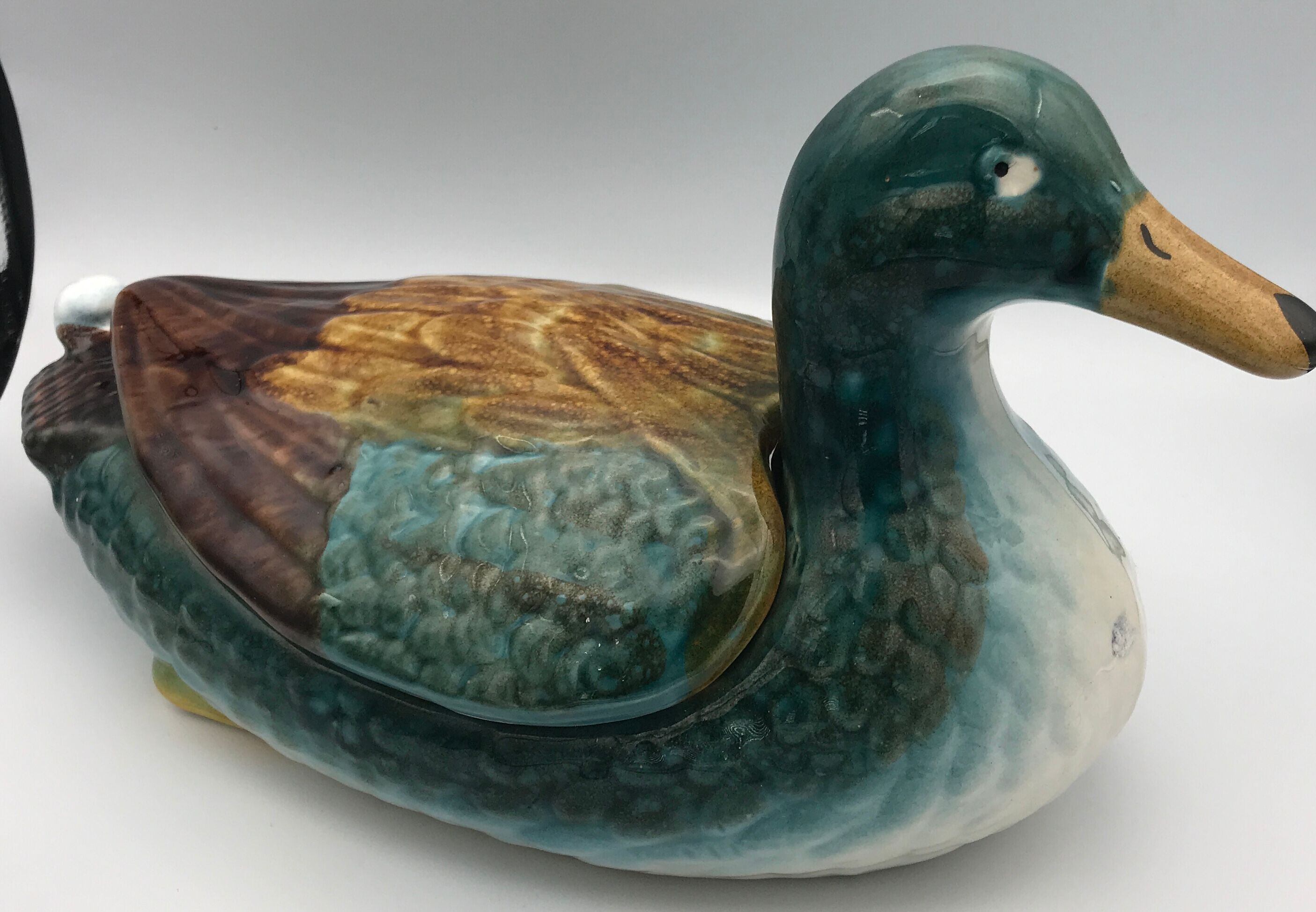 Soupière centrale, plat et couvercle en céramique émaillée polychrome, forme canard