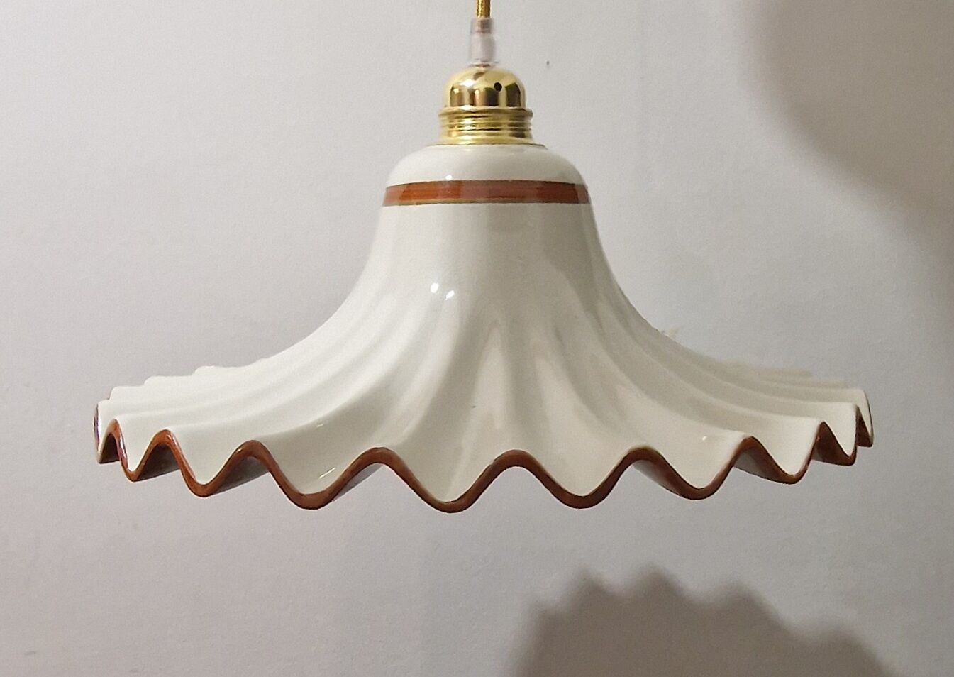 Suspension dentelée en céramique