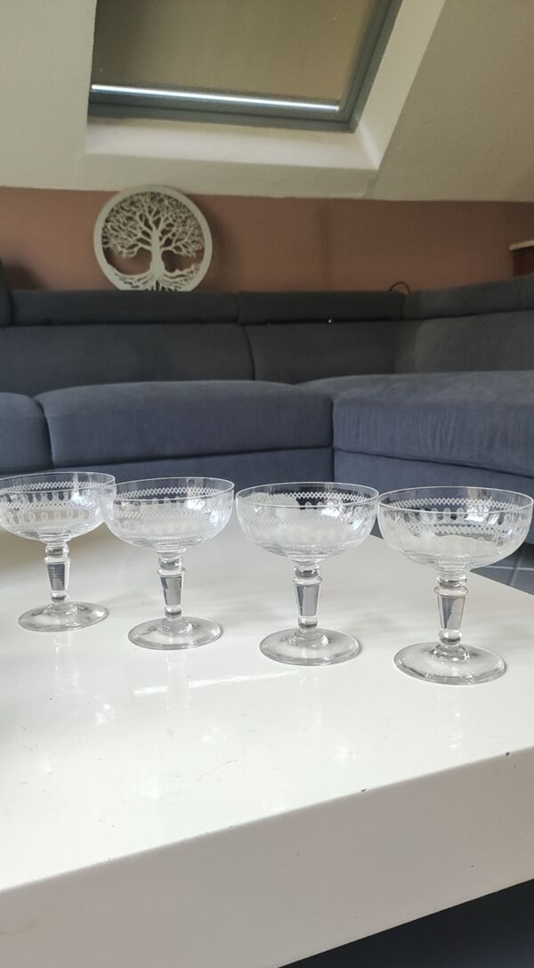 4 coupes à champagne en cristal Baccarat, décor ciselé à frises grecques