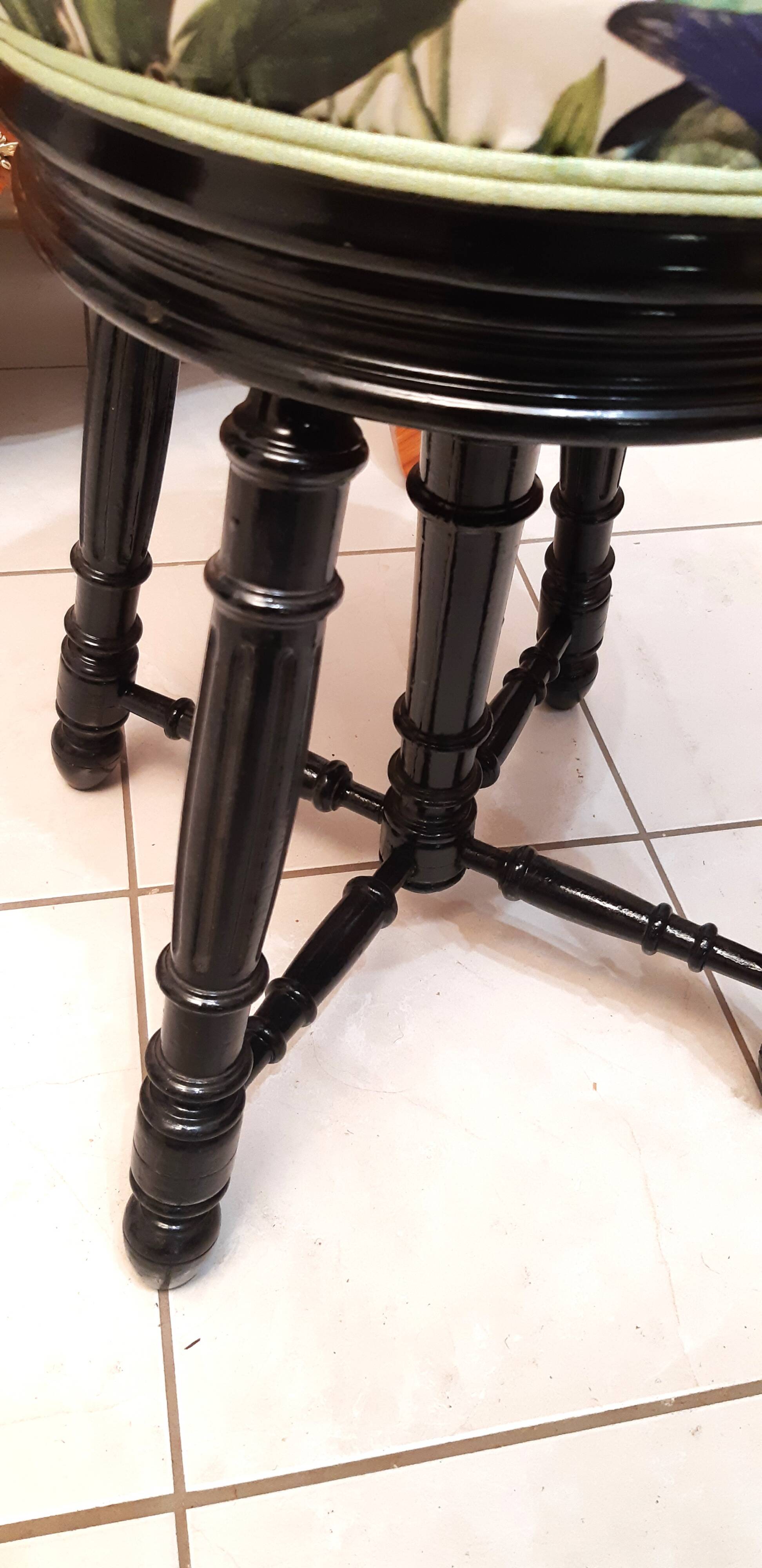 19th century Napoleon 3 piano stool with 4 turned legs, adjustable in height, restored to new
