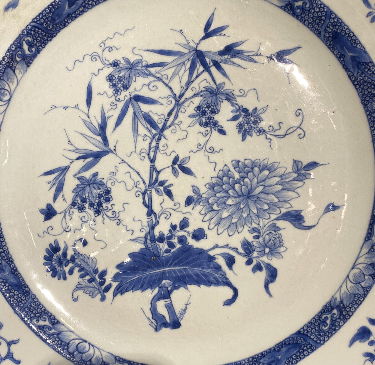 Large porcelain dish Compagnie des Indes XVIII century