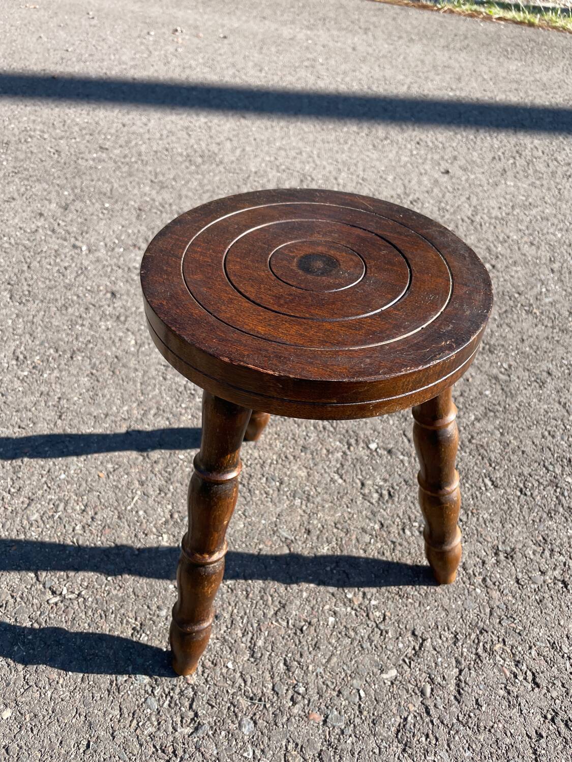 Tabouret tripode en bois tourné