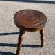 Tabouret tripode en bois tourné
